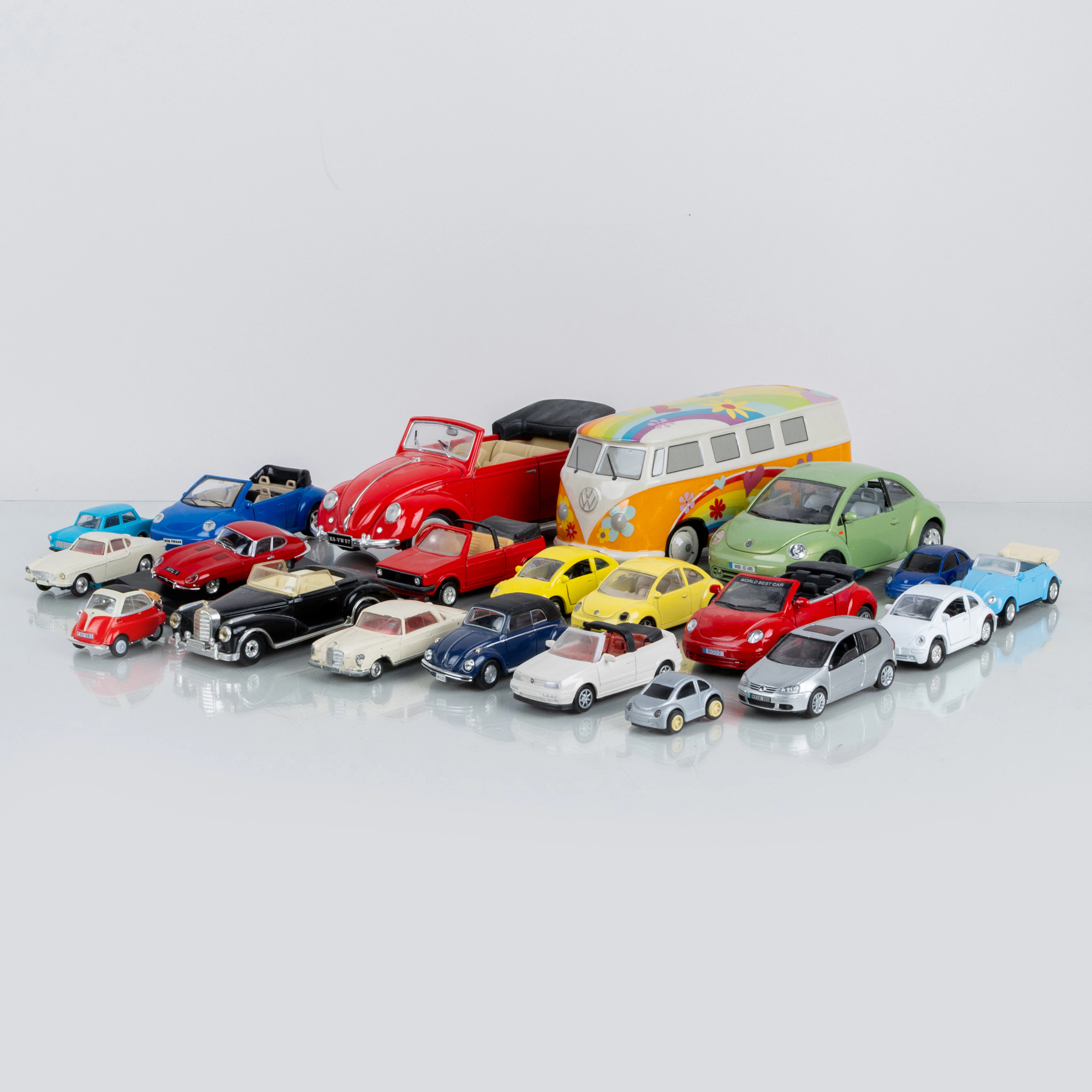 COCHES DE JUGUETE, 21 piezas, de metal, plástico y cerámica, incluyendo Corgi Toys, Schuco