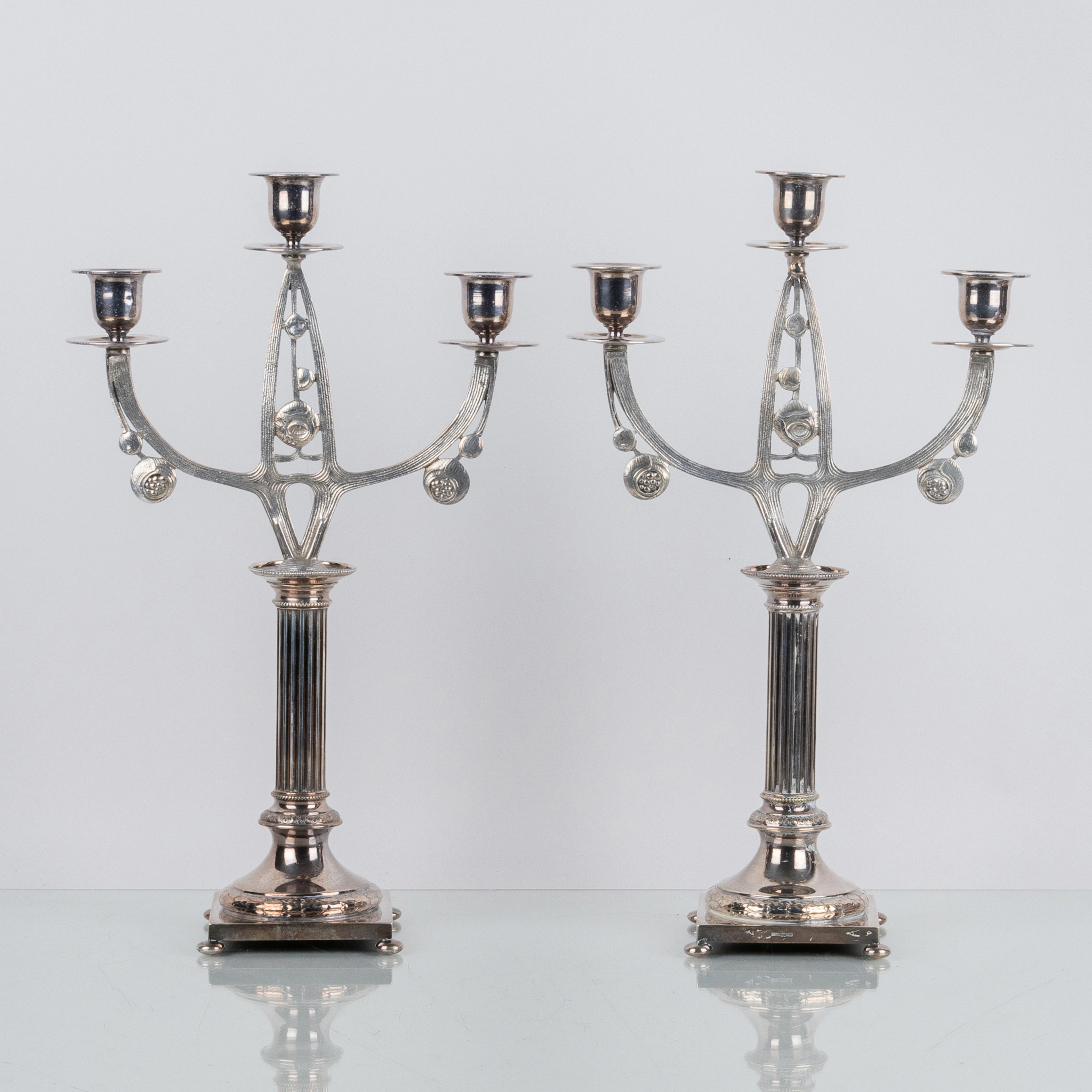 CANDELABRI/CANDELABRI, 1 paia, argento nichelato, CG blu Hallberg, anni 1900