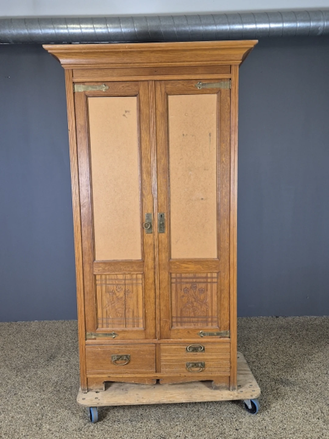Skåp. Ek. 1900-tal.