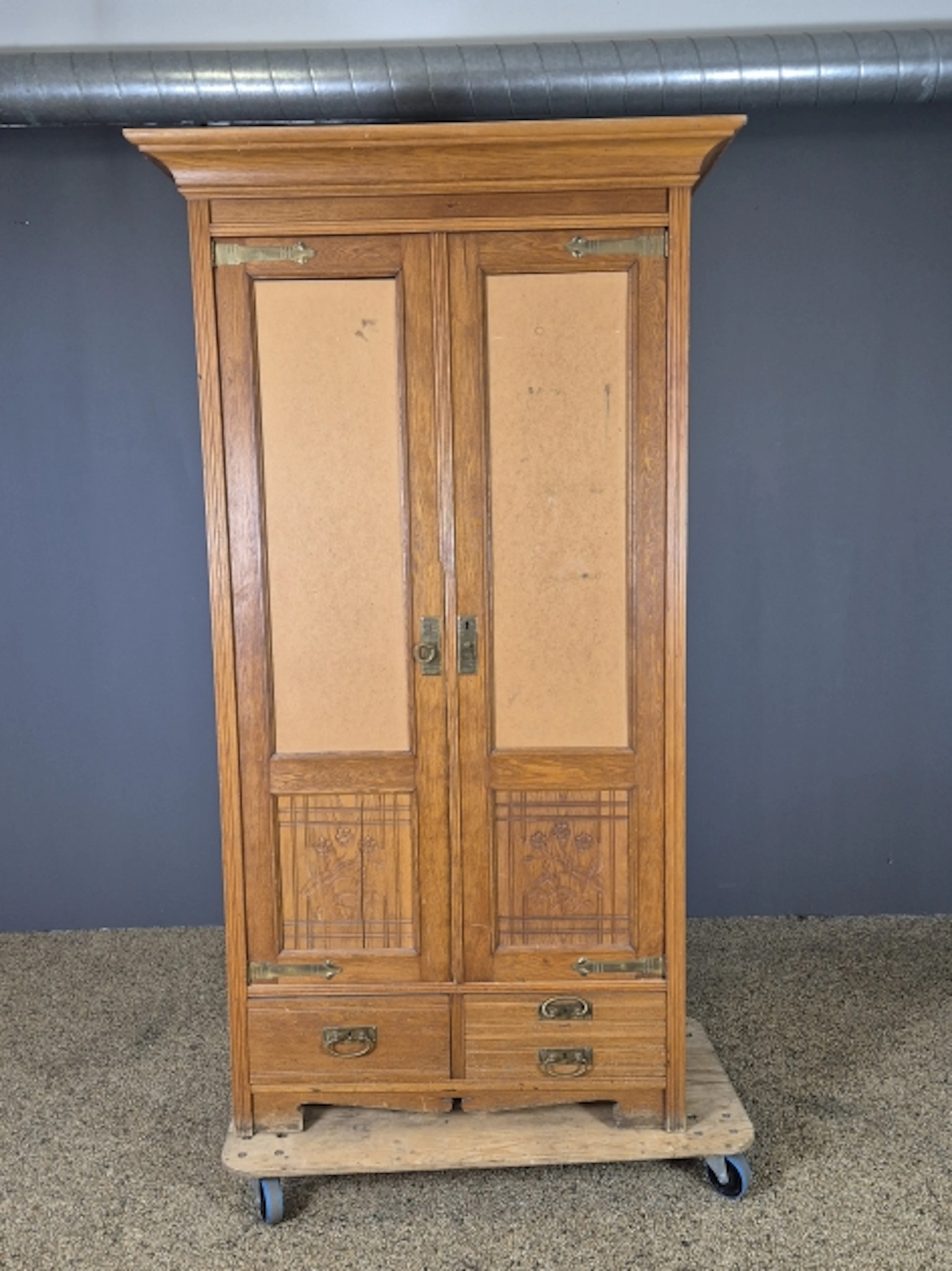 Skåp. Ek. 1900-tal.
