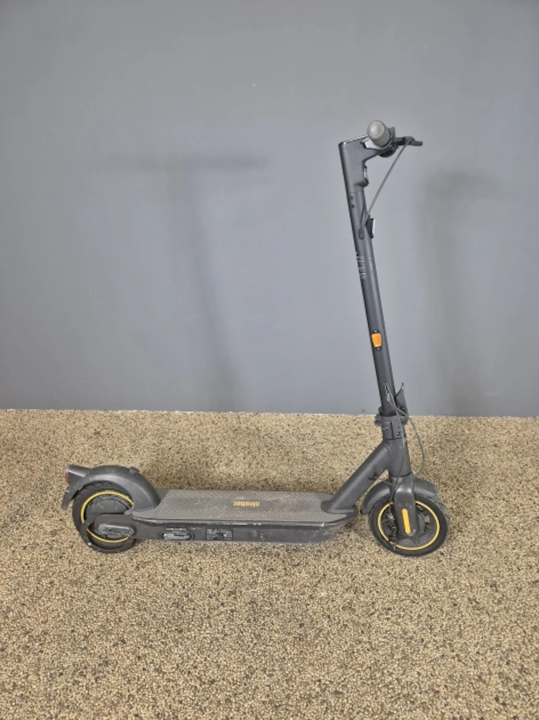 Elsparkcykel. Nineboot.