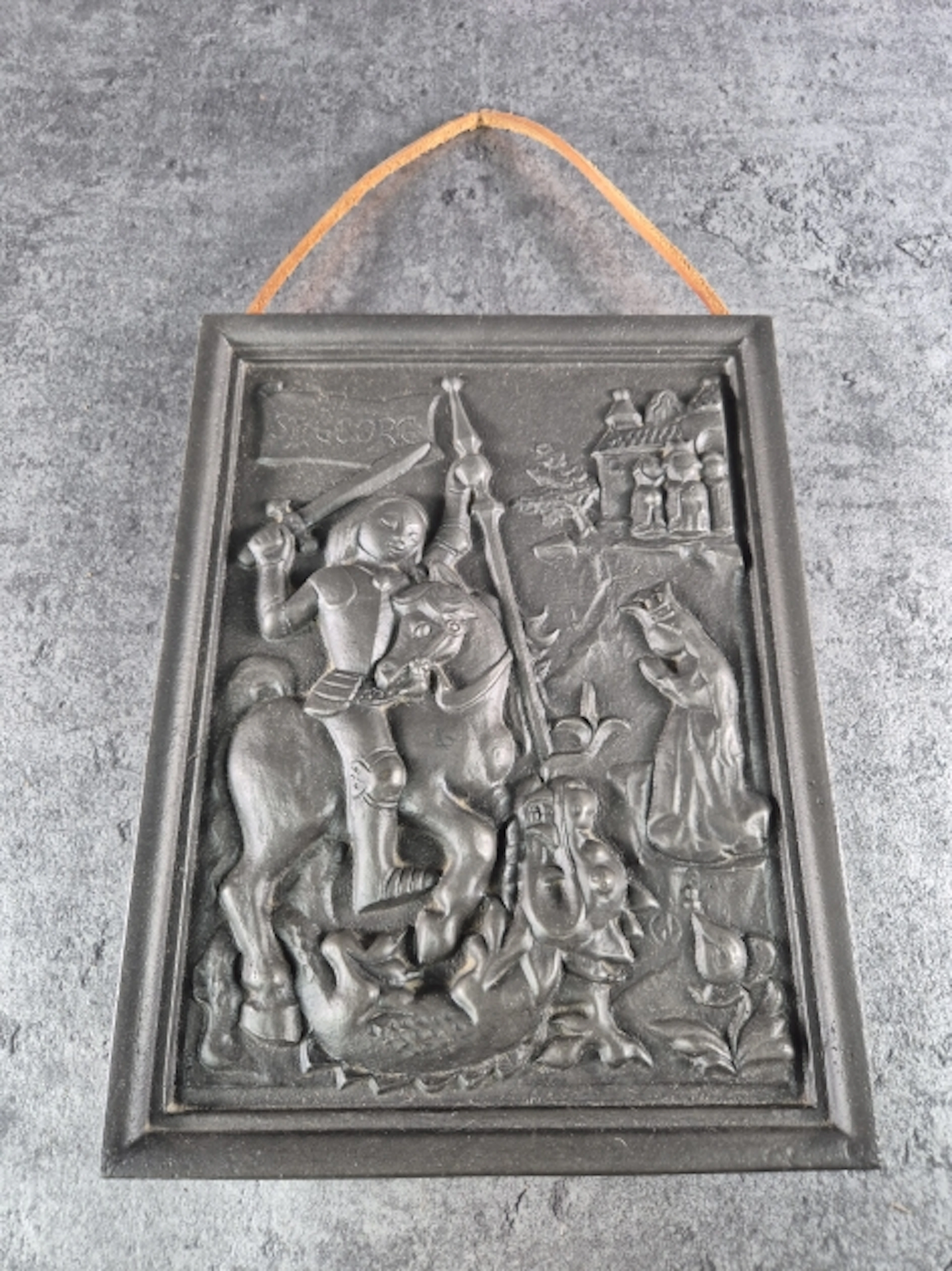Väggrelieff. S:t Göran och draken. Gjutjärn.