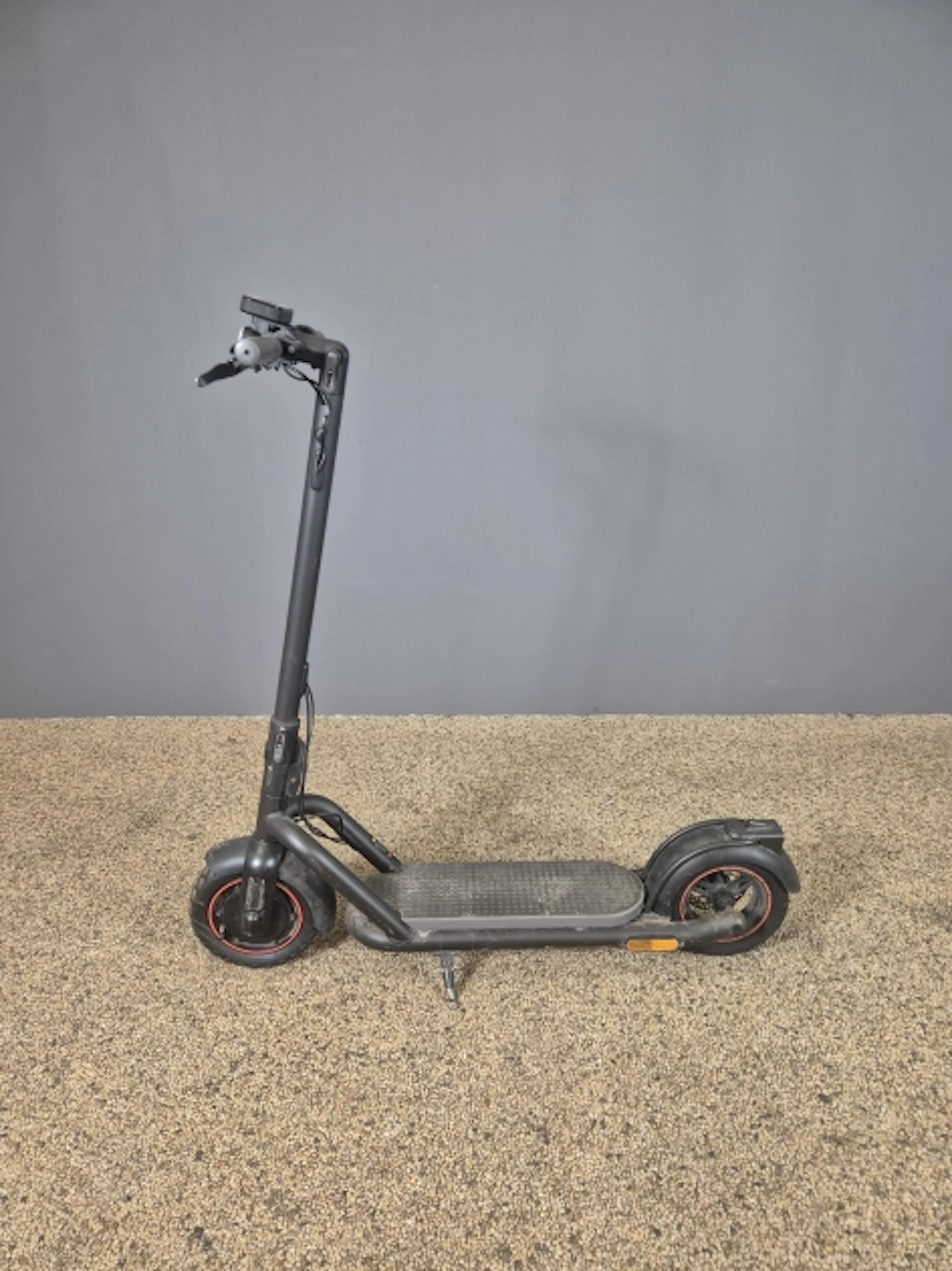 Elsparkcykel. Navee.