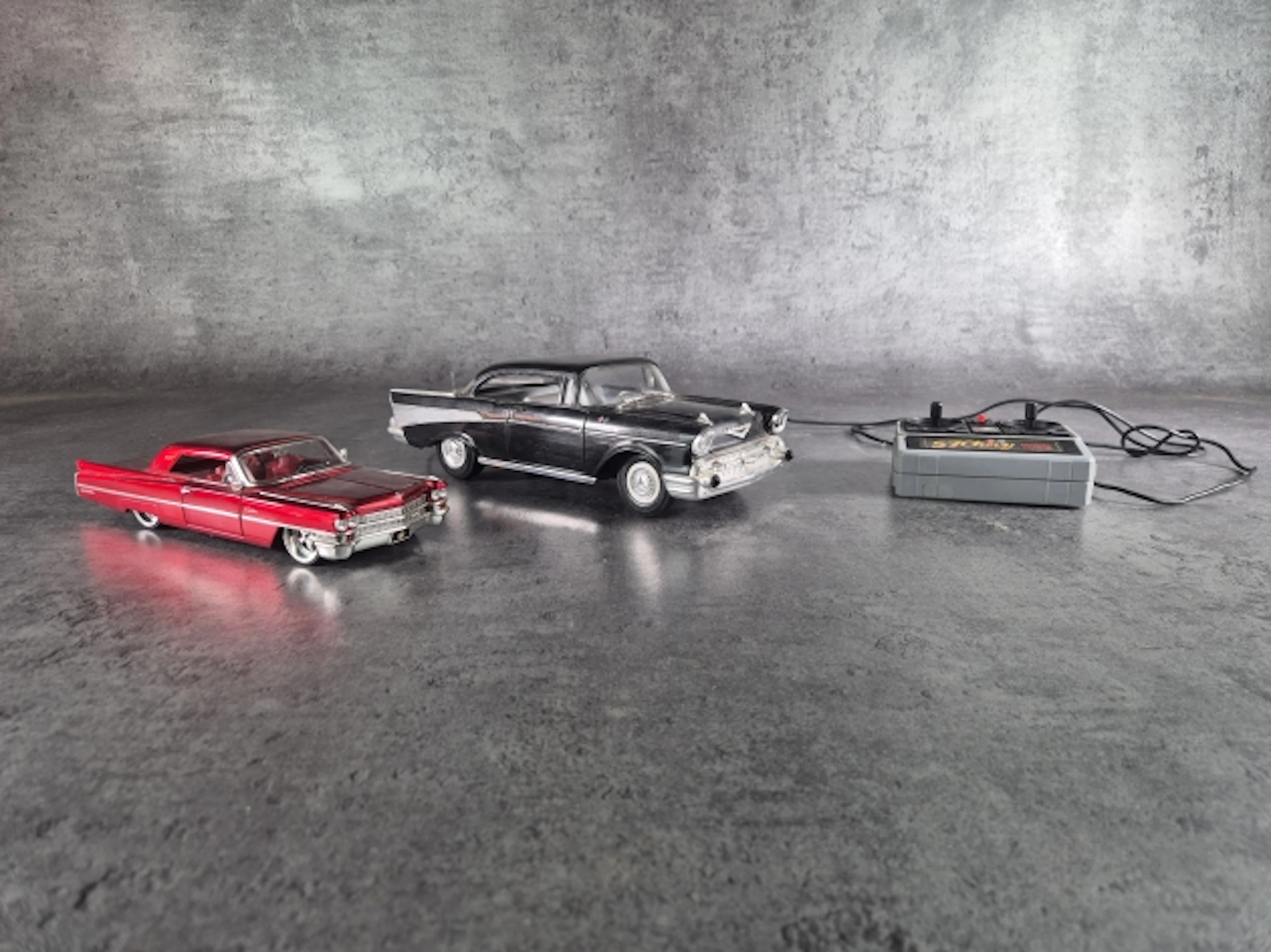 2st Bilar, varav en radioostyrd 57 Chevy.