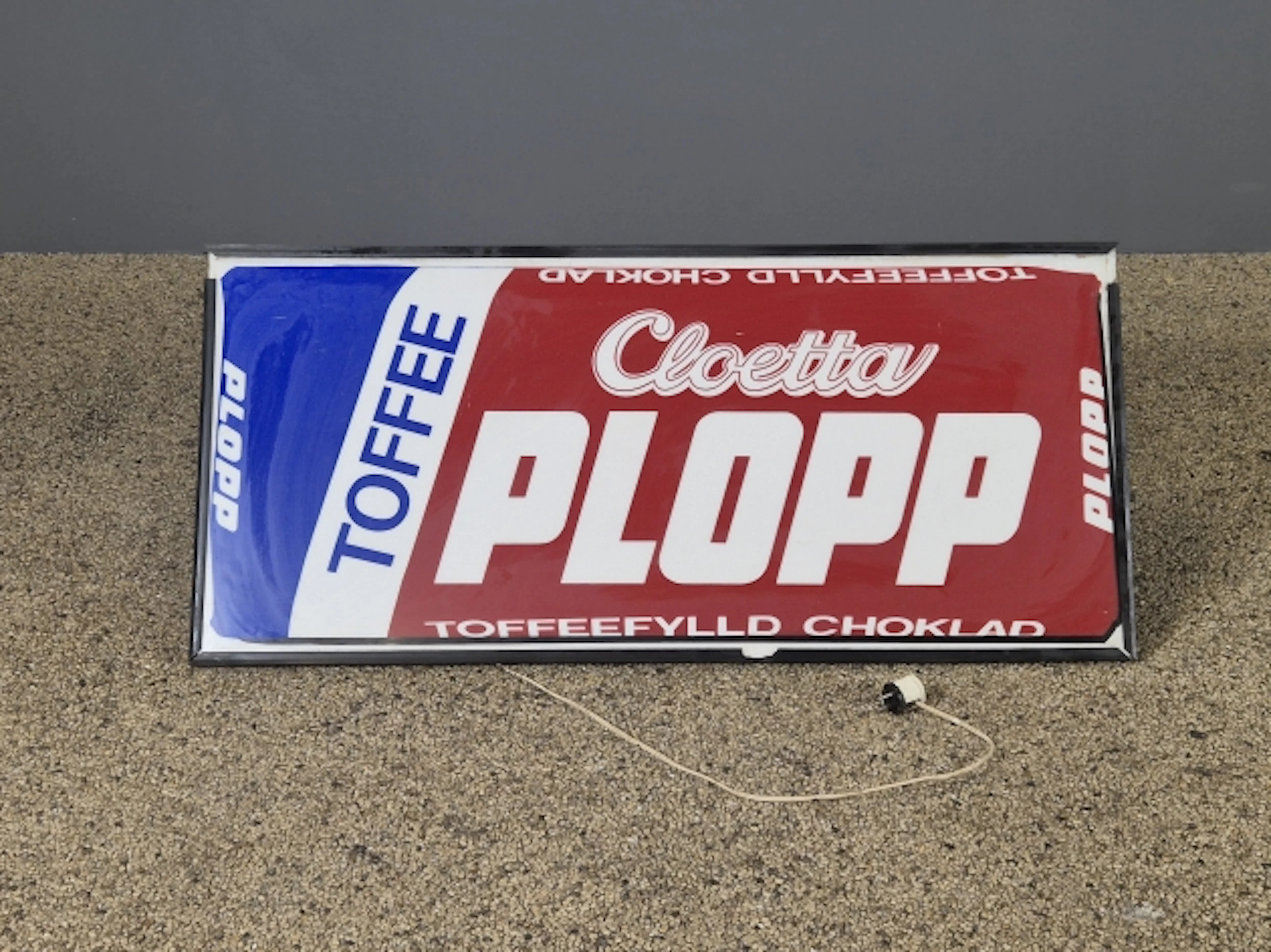 Ljuskylt. Plopp.