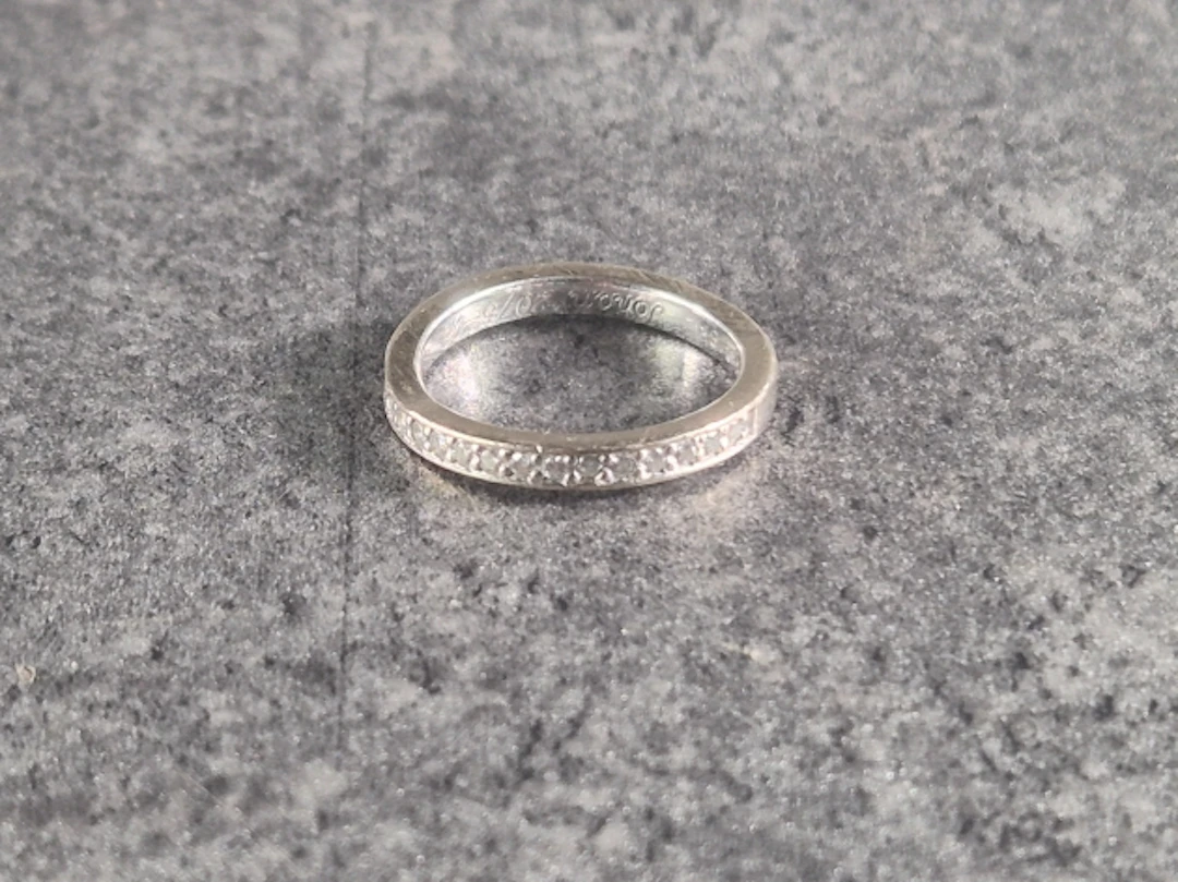 Ring med stenar. 18K.