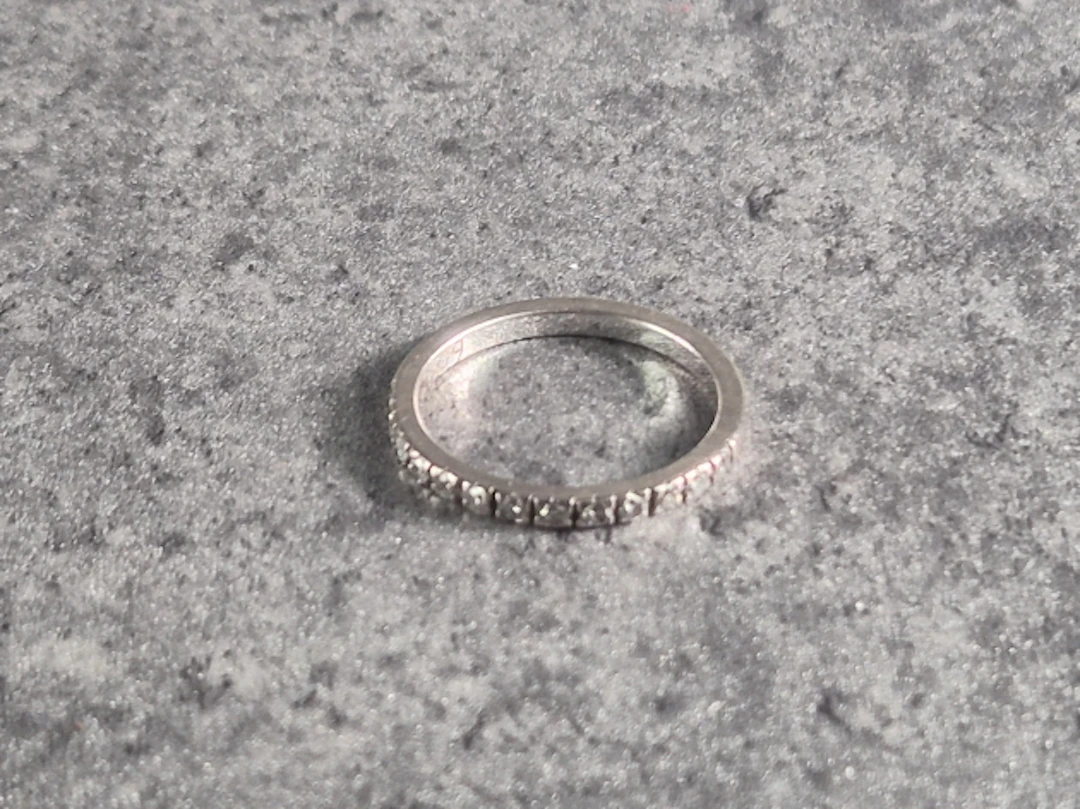 Ring med stenar. 18K.