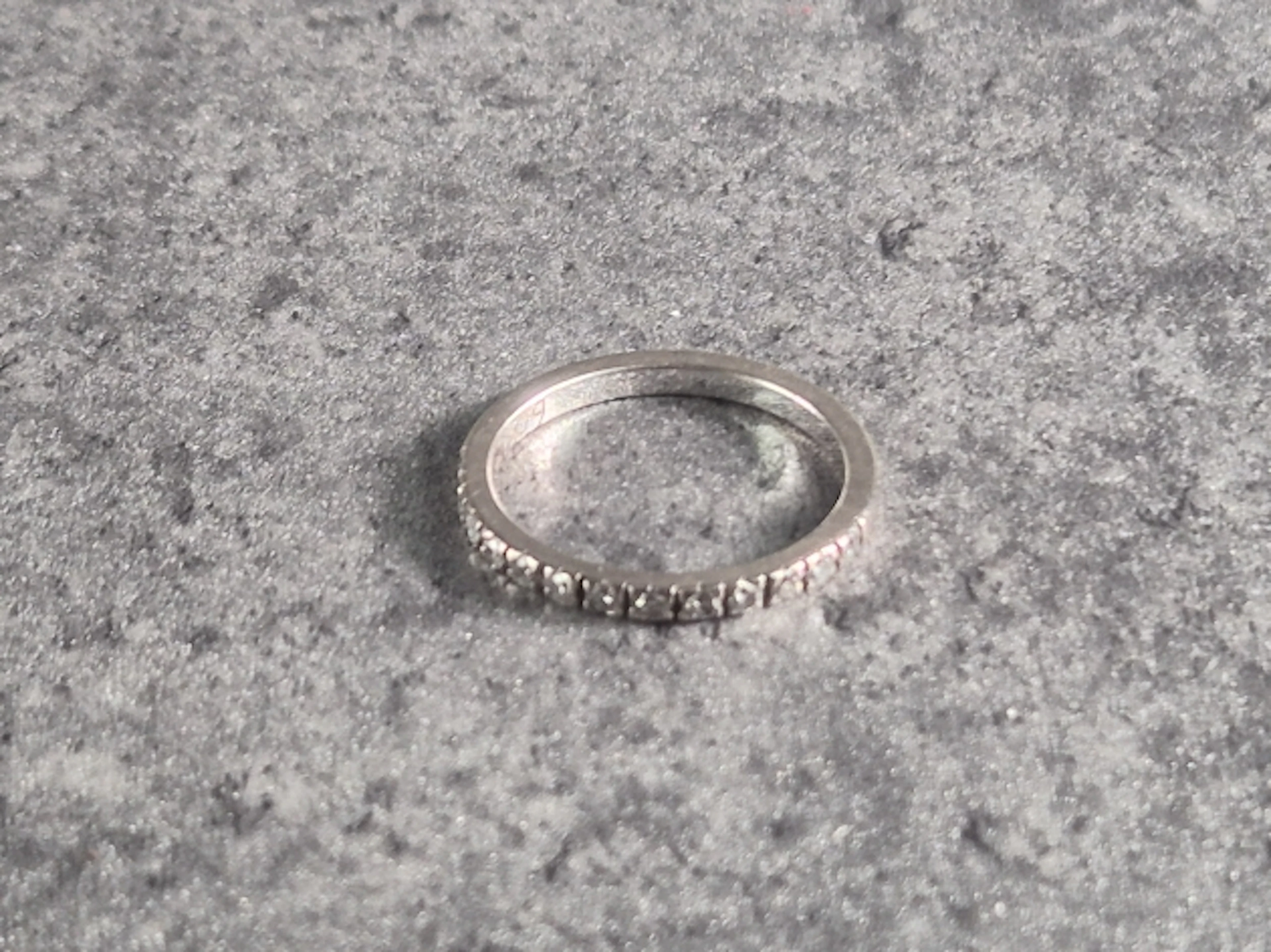 Ring med stenar. 18K.
