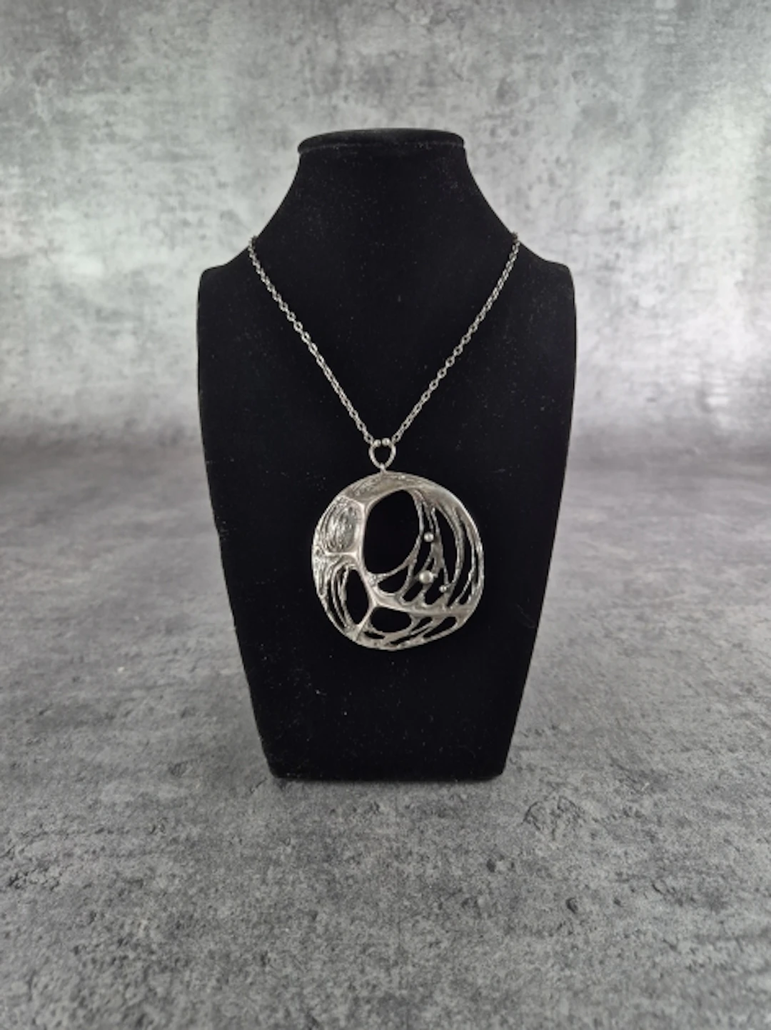 Halsband med hänge. Silver. Finland.