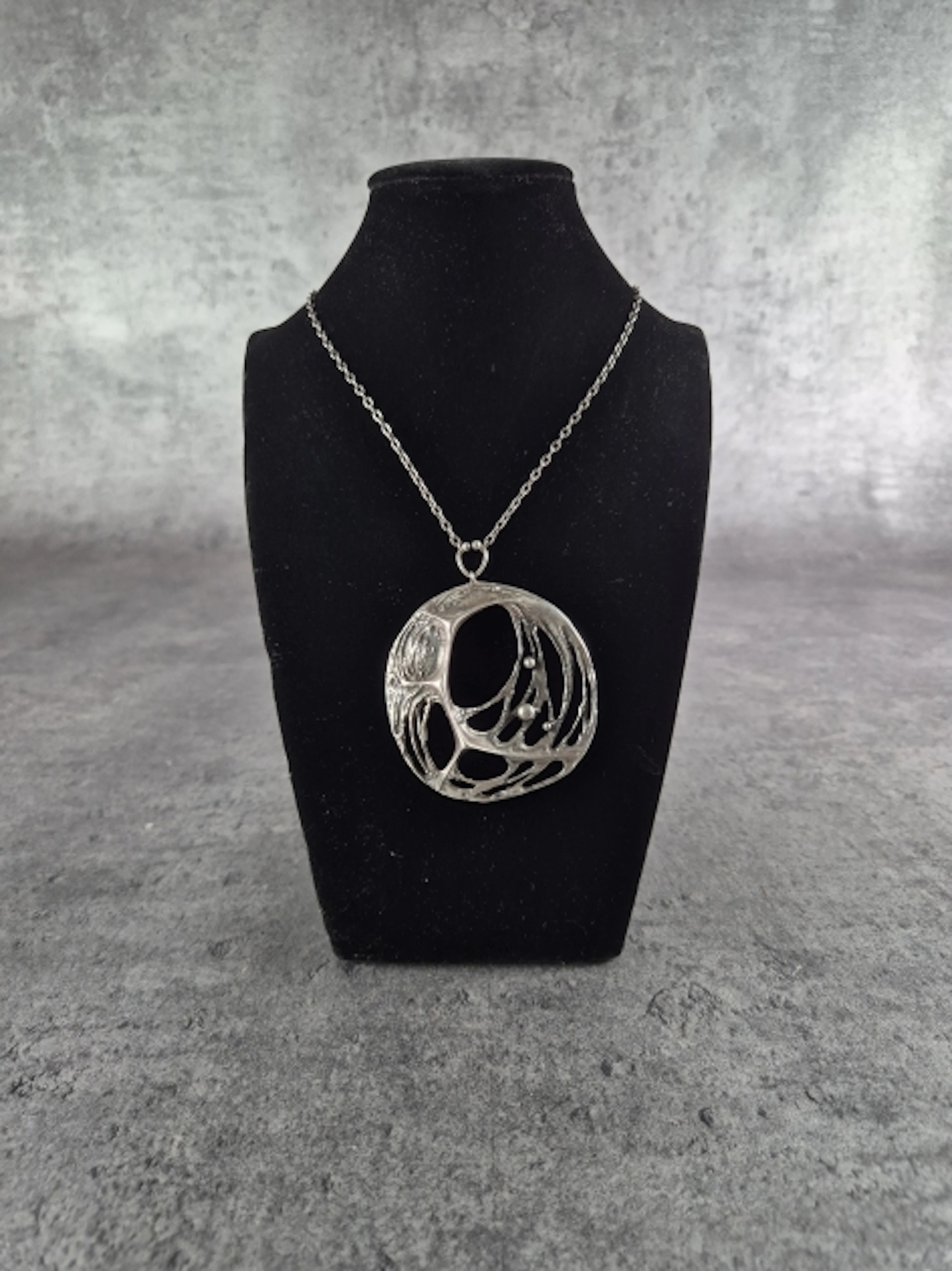 Halsband med hänge. Silver. Finland.