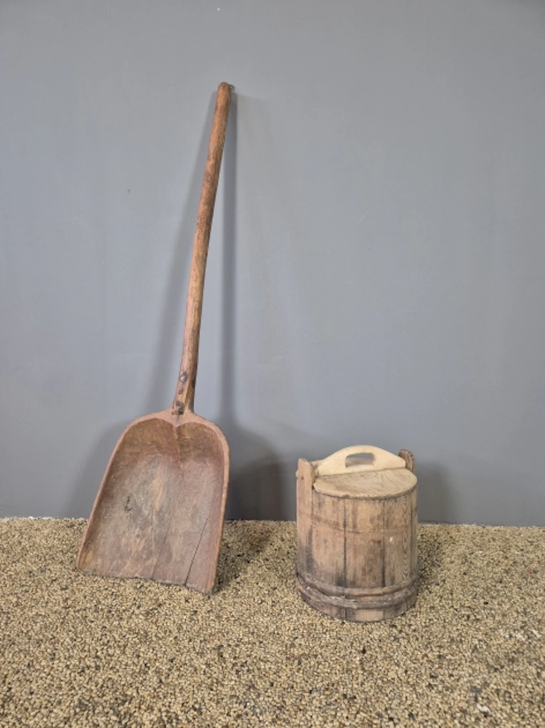Allmogeföremål. Spade och laggkärl.