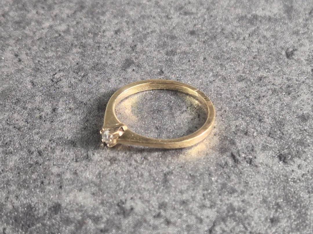 Ring med sten. 18K.