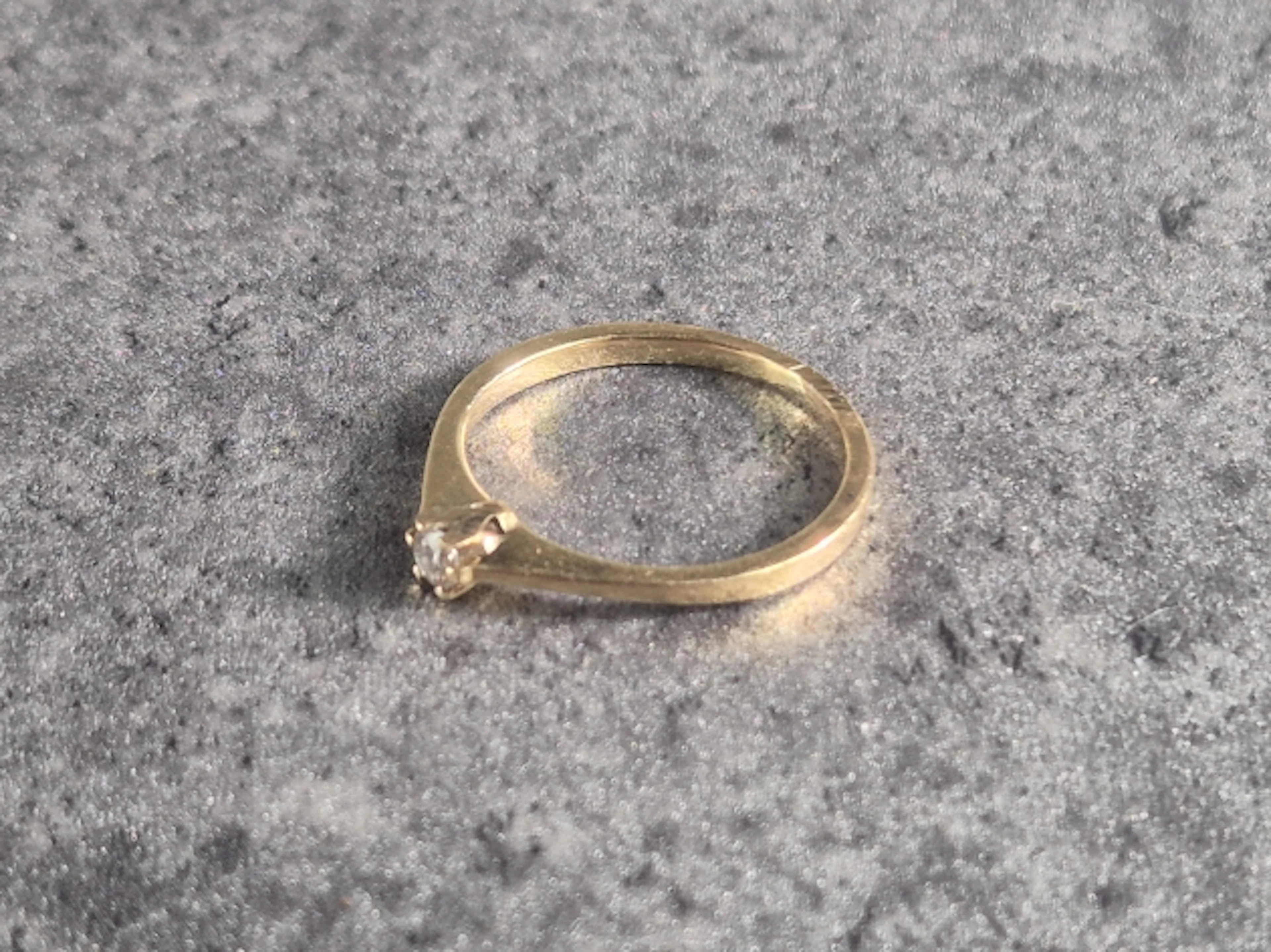 Ring med sten. 18K.