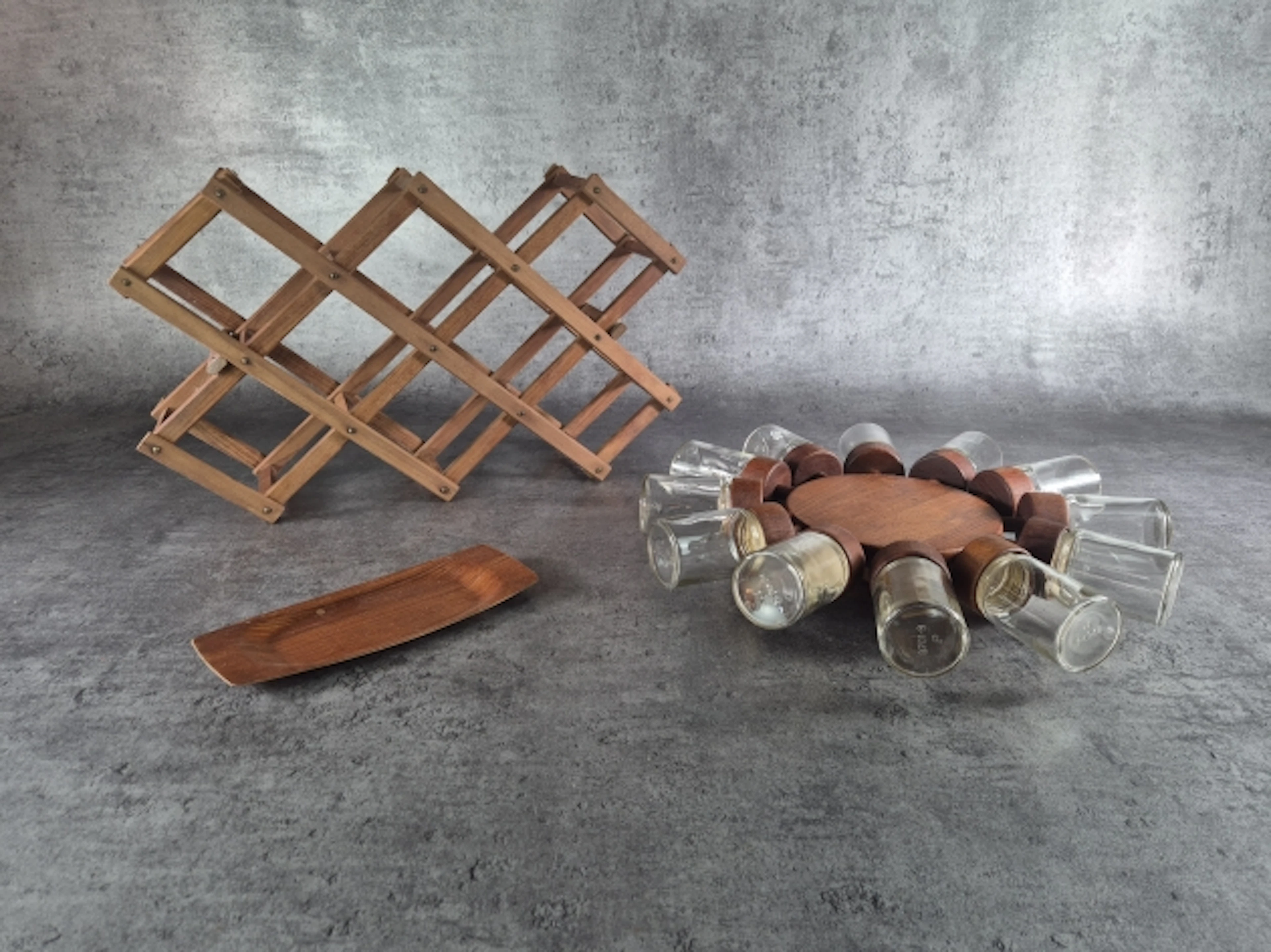 Kryddnurra och vinställ. Teak.