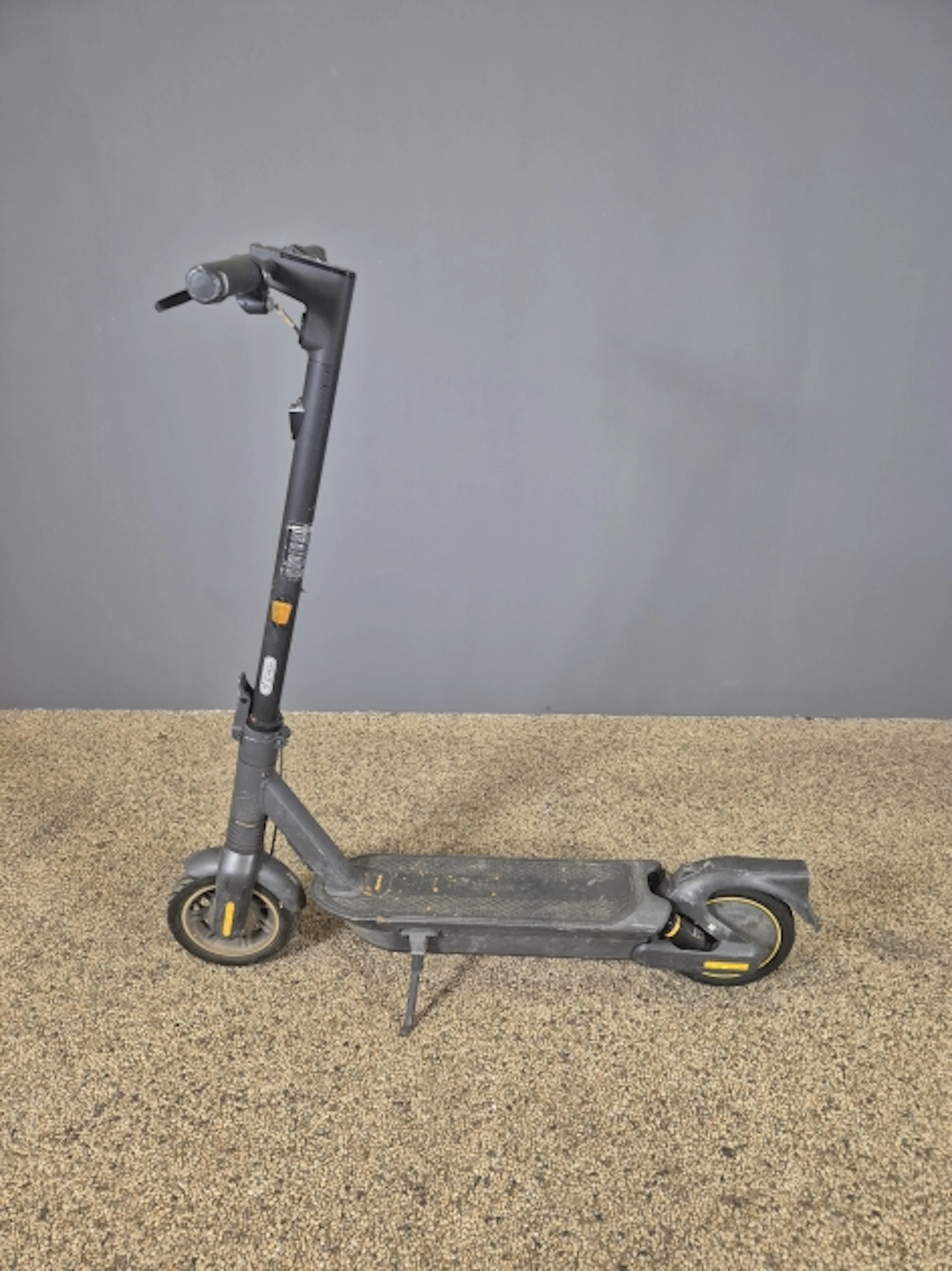 Elsparkcykel. Nineboot.