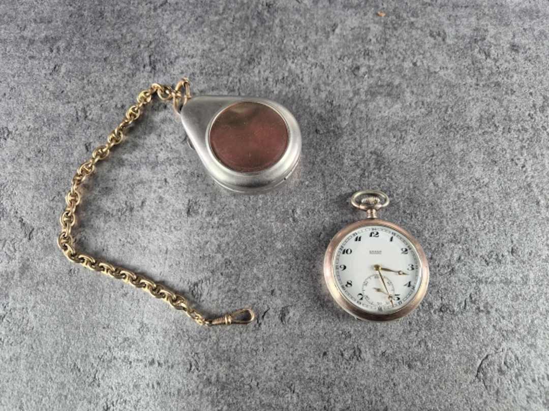 Fickur med etui. Silver.