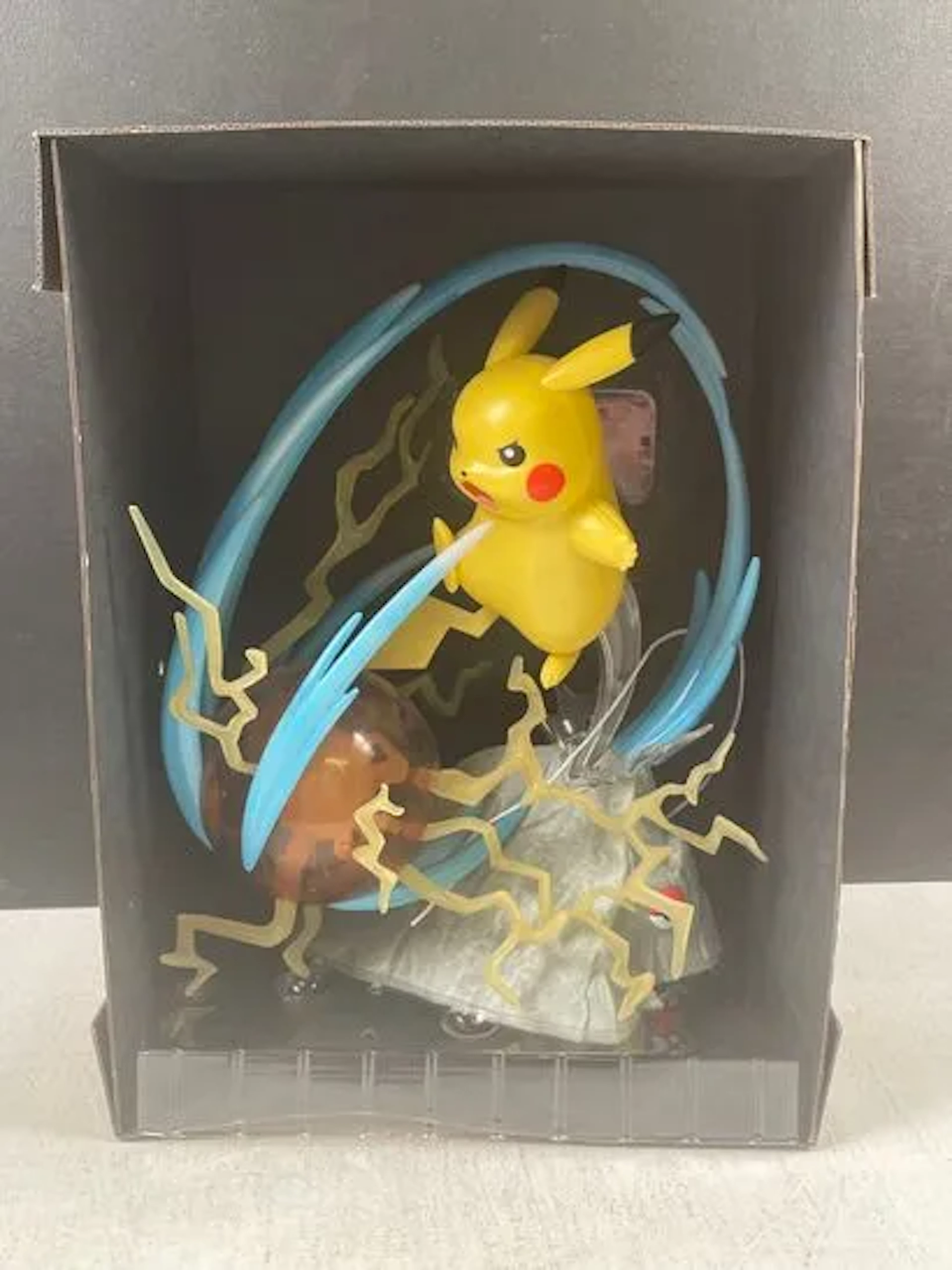 Pikachu Deluxe - Jazwares 33 cm Illuminated Statue - Lot 41