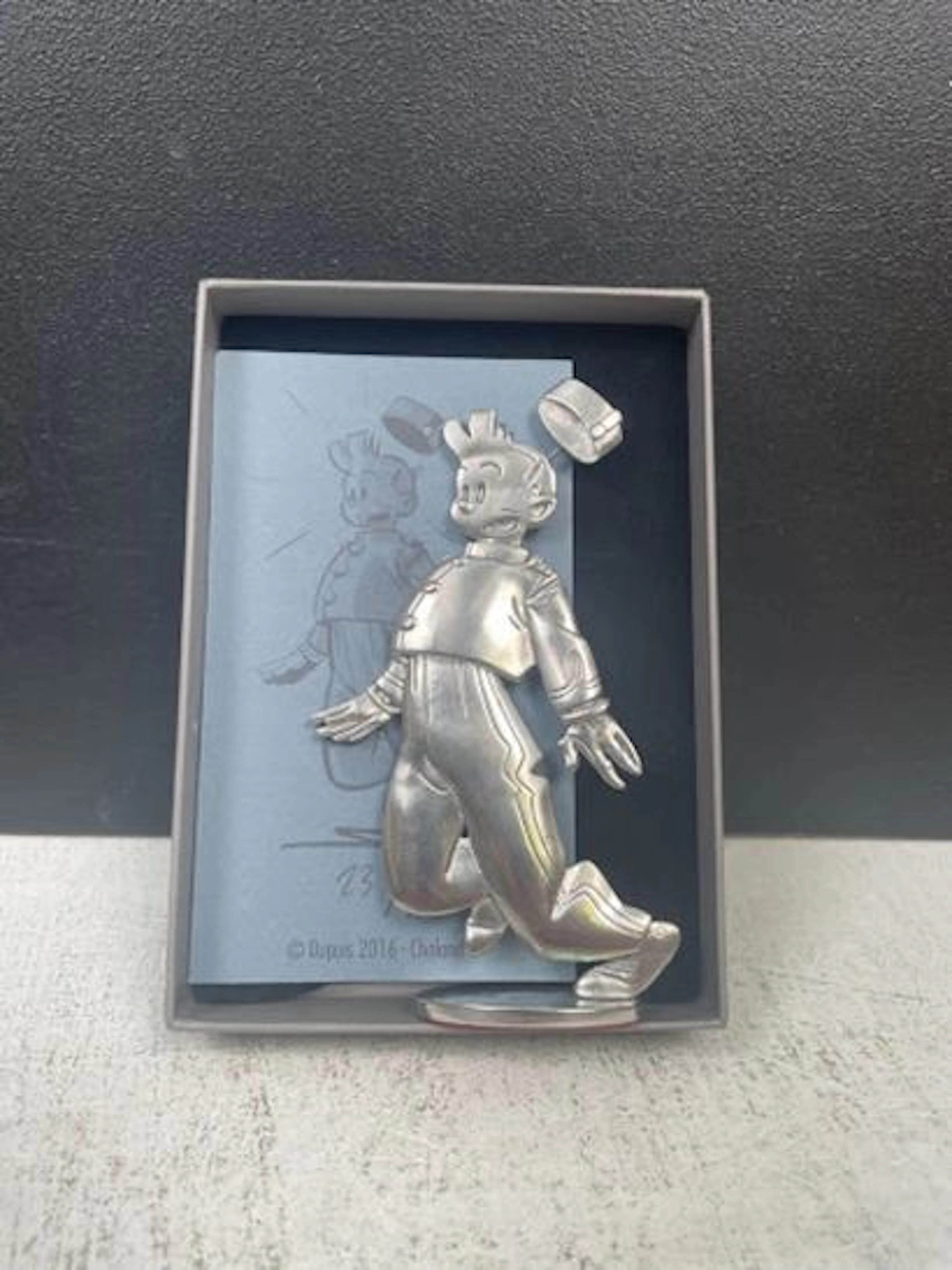 SPIROU (Yves Chaland) - Figurine en étain : Spirou qui court - Lot 300