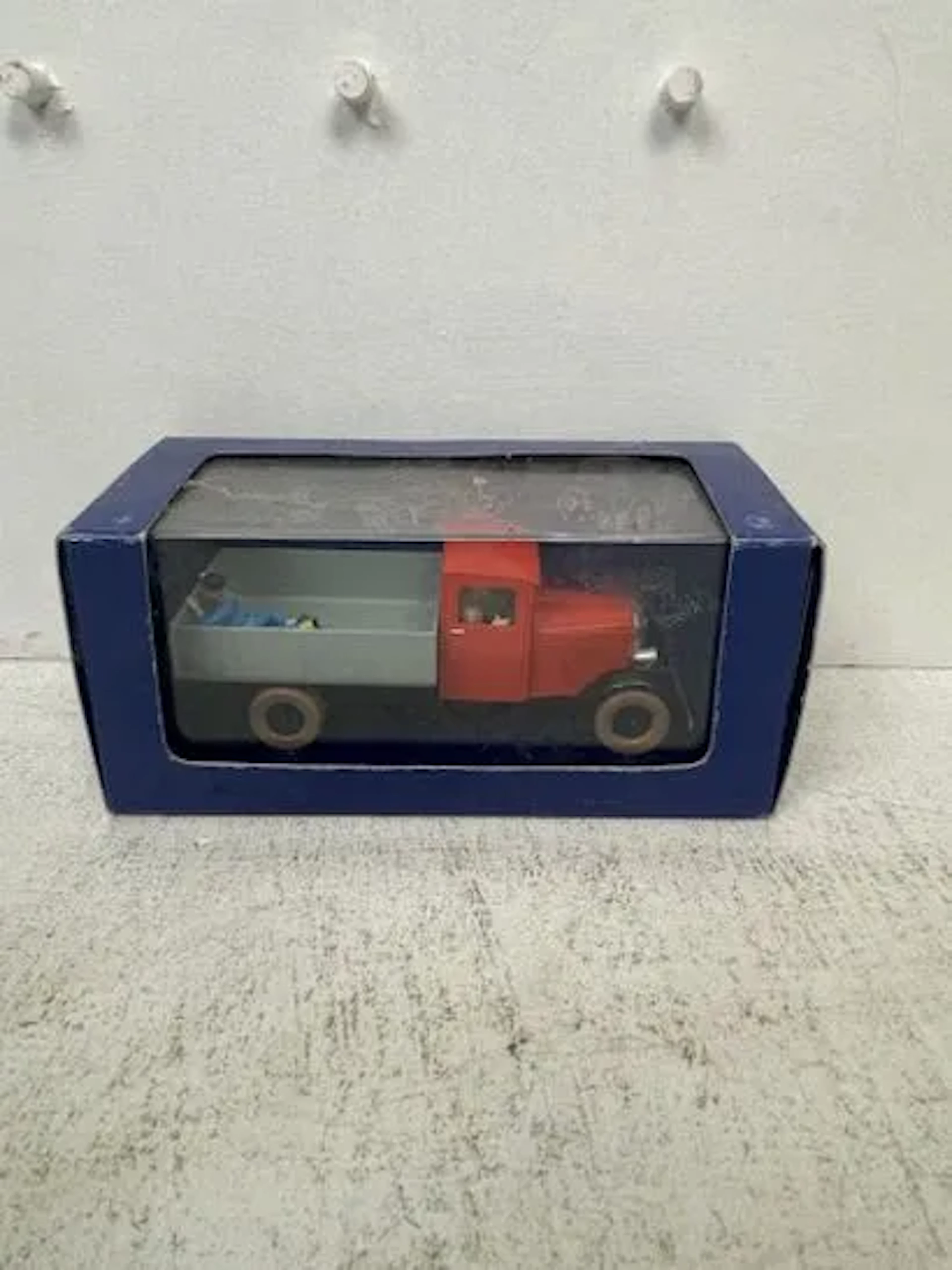 1/43 Scale Tintin "The Red Truck" Model Car - The Blue Lotus - Lot 282