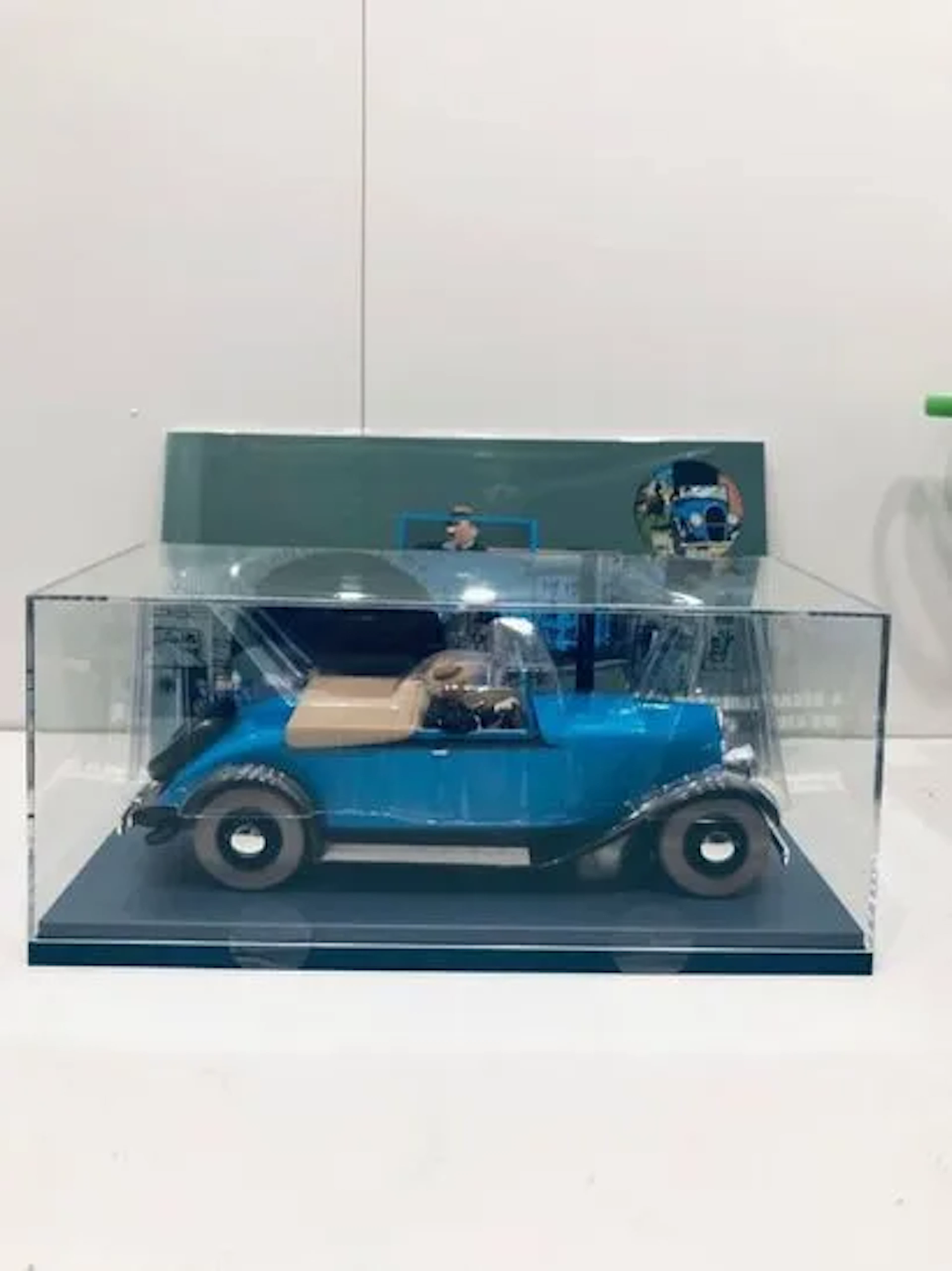 Figurine Cabriolet Gibbons - Le Lotus Bleu - Lot 242