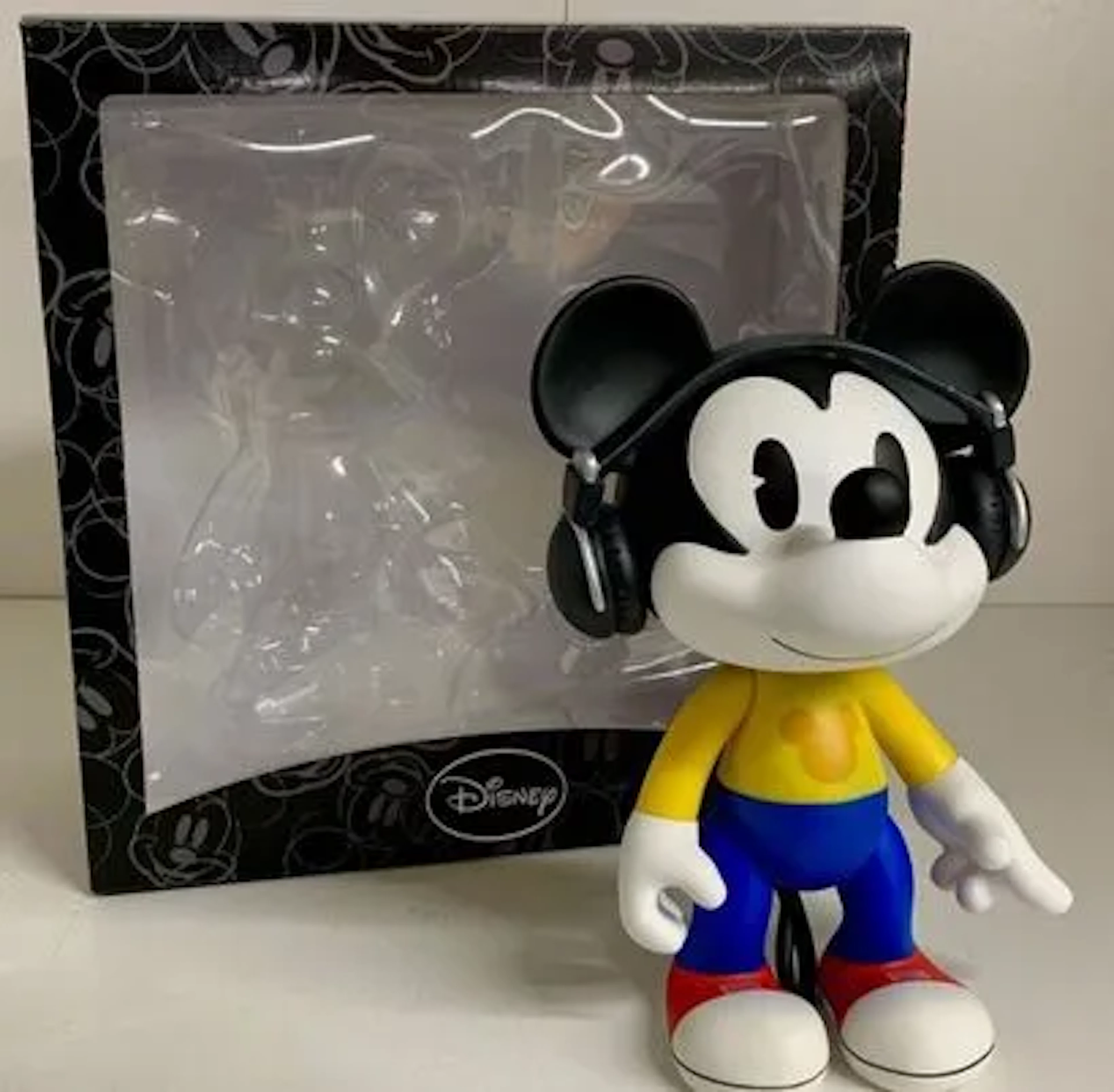 Mickey Mouse DJ / Headphones - Vinyl Figure. - Lot 38