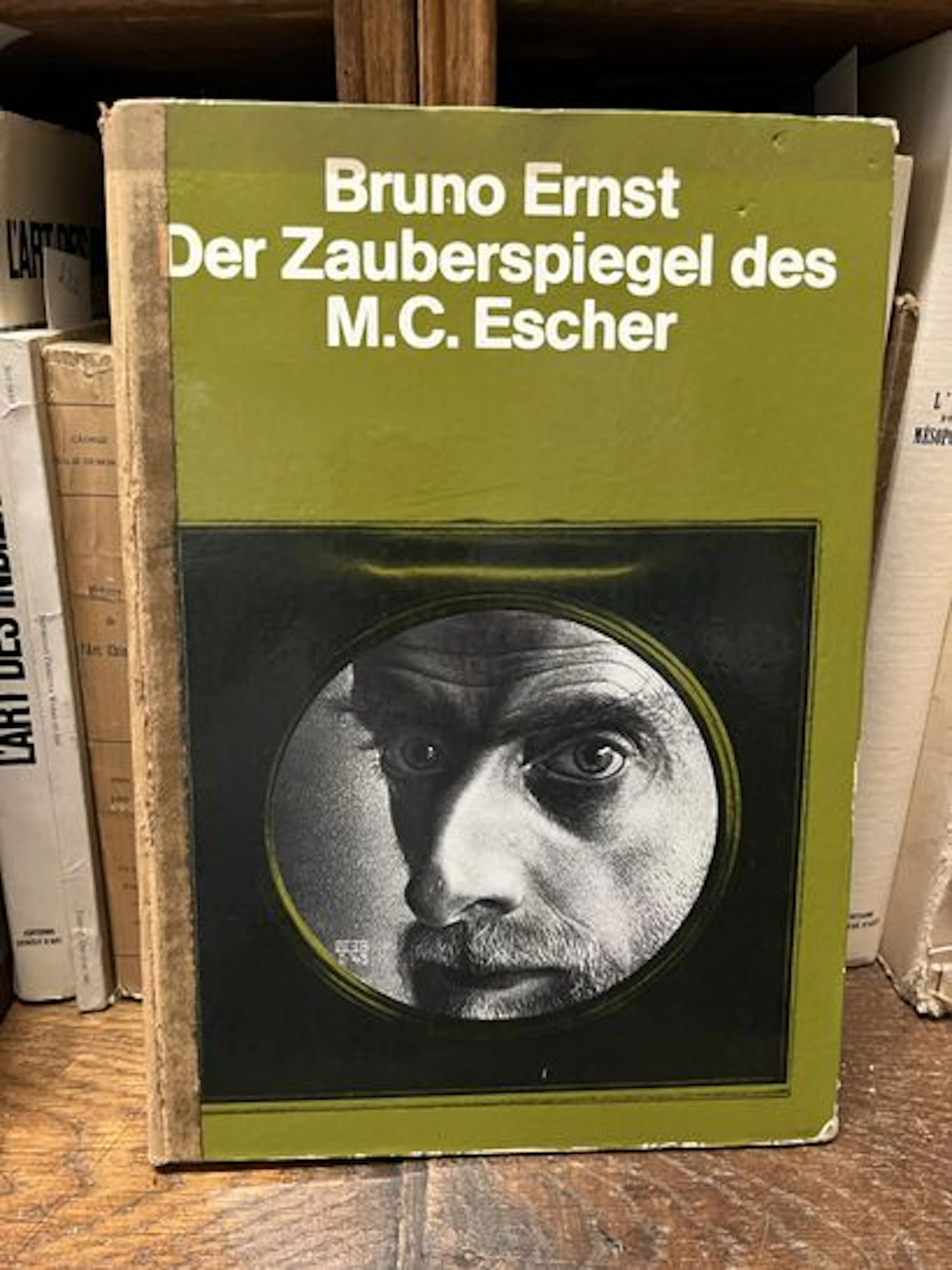 M. C. ESCHER — DER ZAUBERSPIEGEL - Lot 196