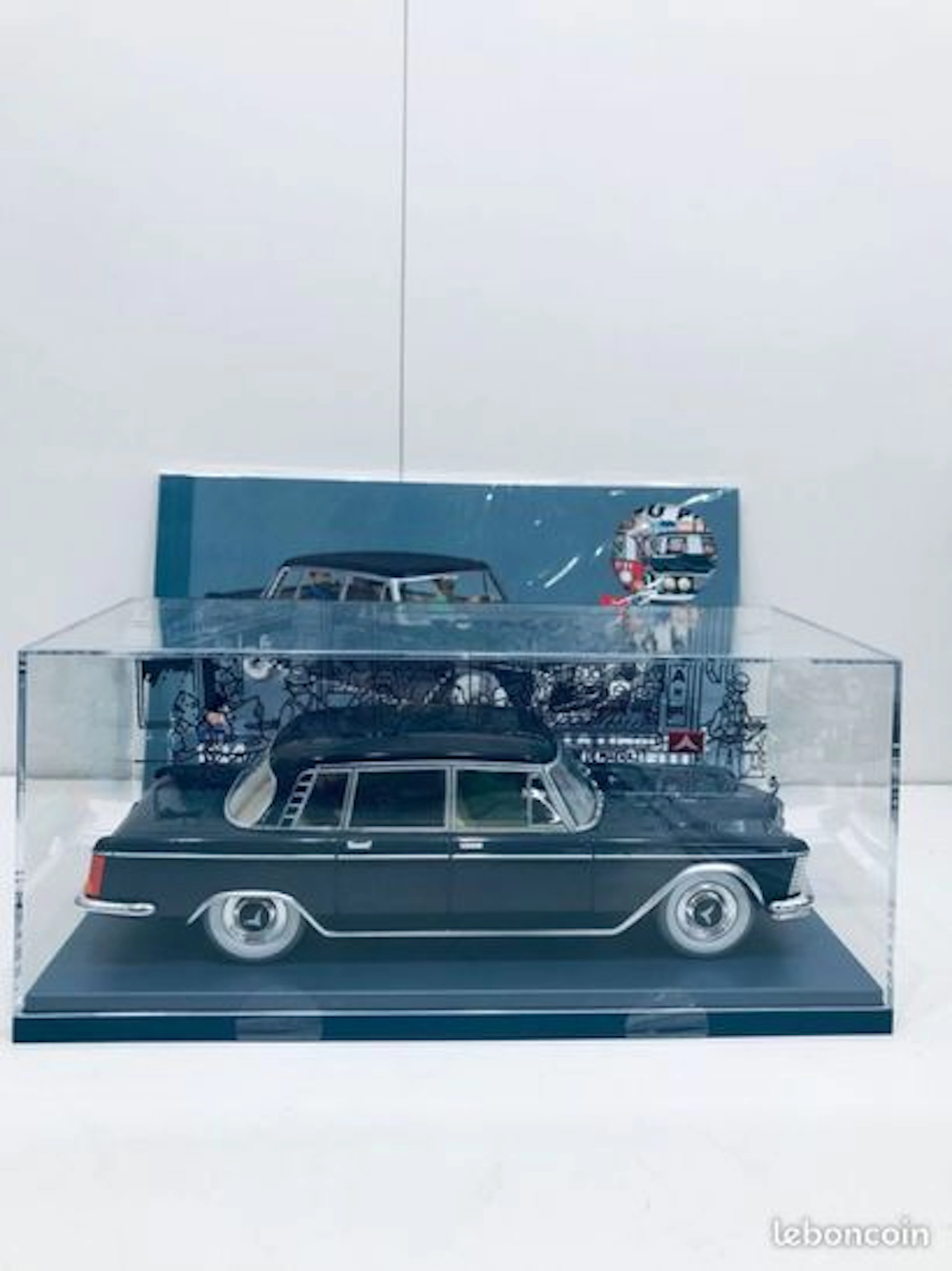 Voiture Tintin N°64 - La limousine officielle - Lot 184