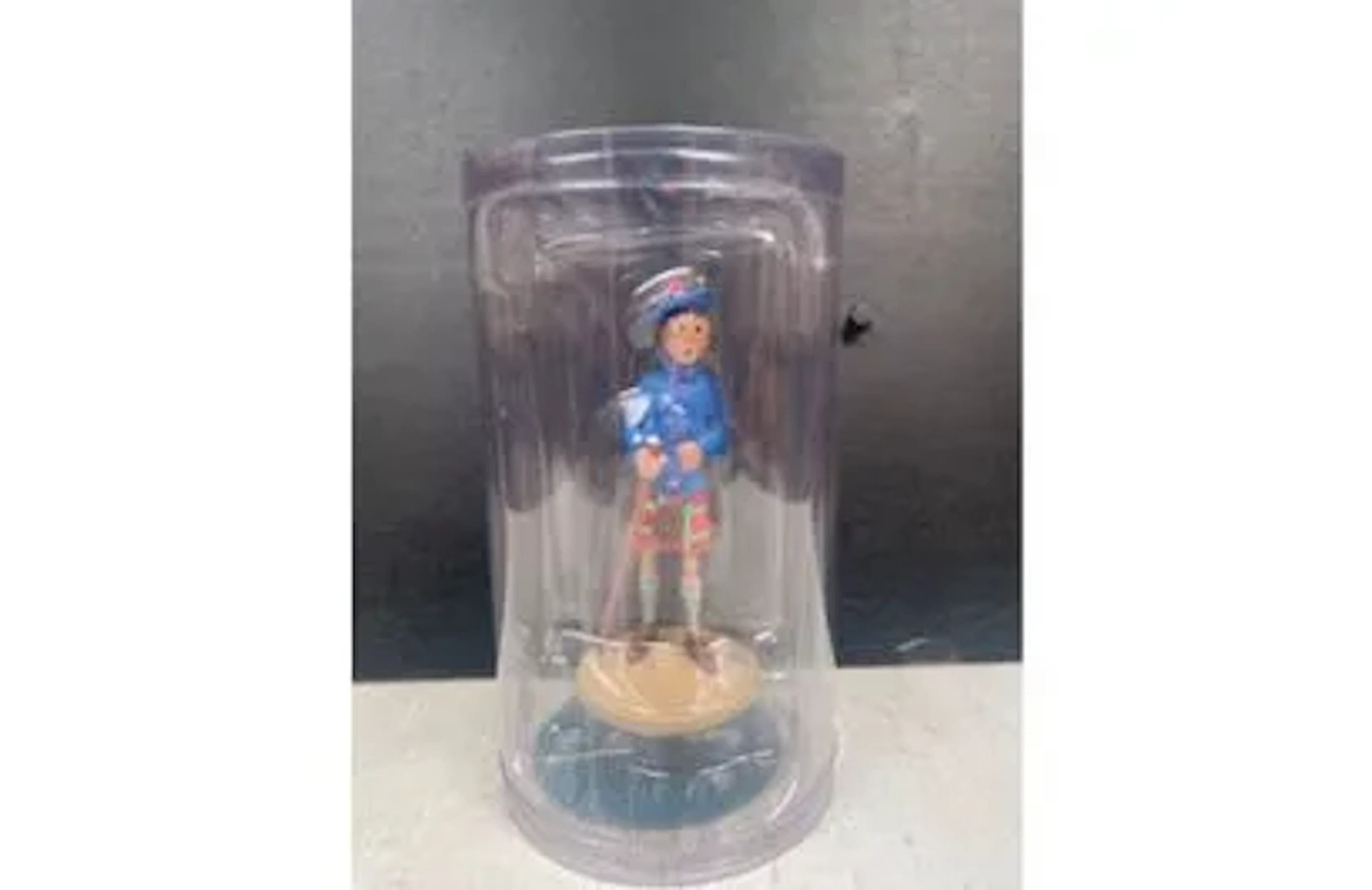 Figurine Tintin en kilt - L'Île Noire - Moulinsart / Tintini - Lot 238