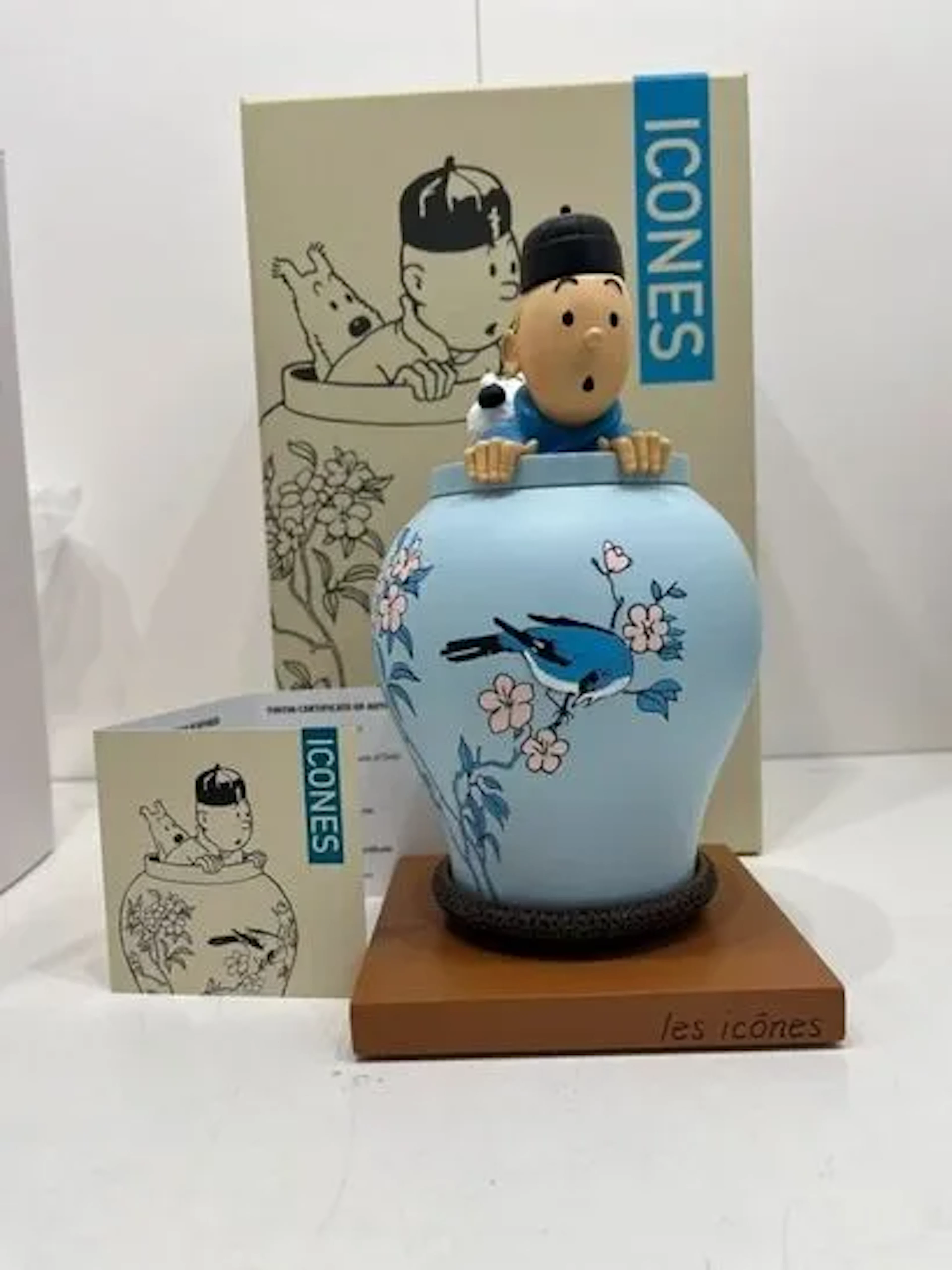 Figurine Tintin and Snowy in the vase - The Blue Lotus - Lot 253