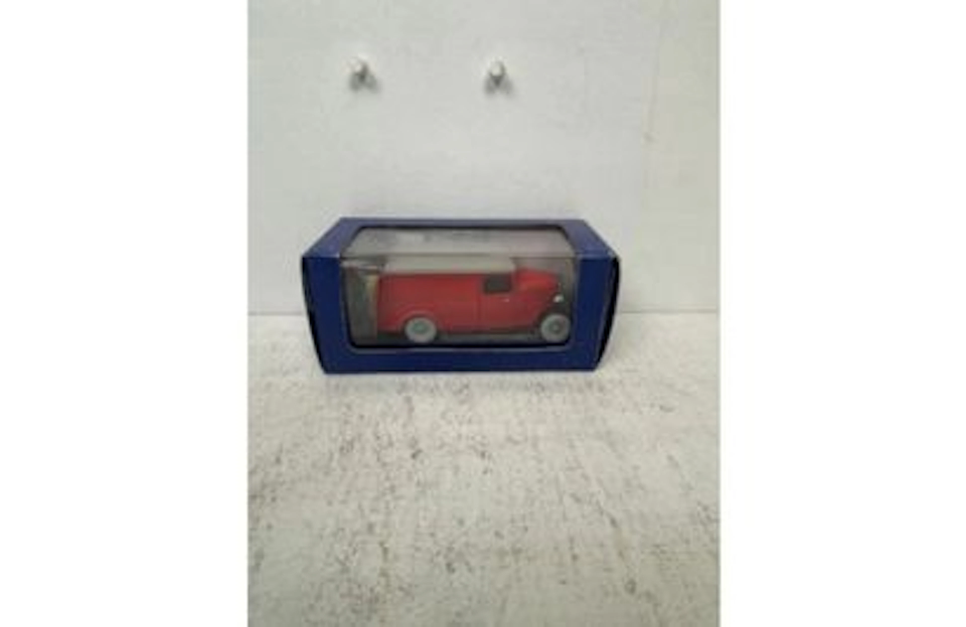 Voiture 1/43 Tintin "La Camionnette Rouge" - Le Secret de la - Lot 248
