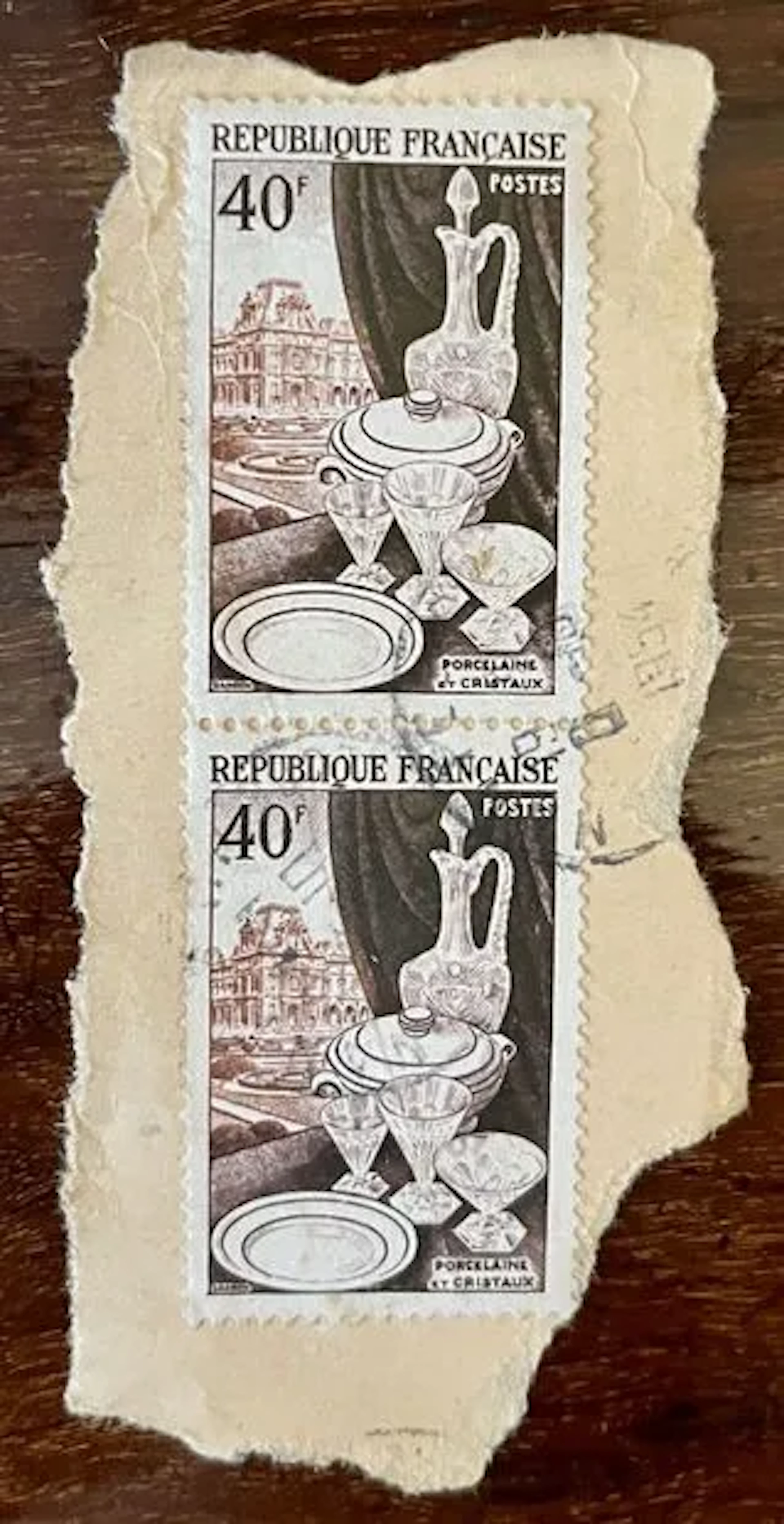 FRANCE — PORCELAIN AND CRYSTAL — PAIR ON A FRAGMENT - Lot 20