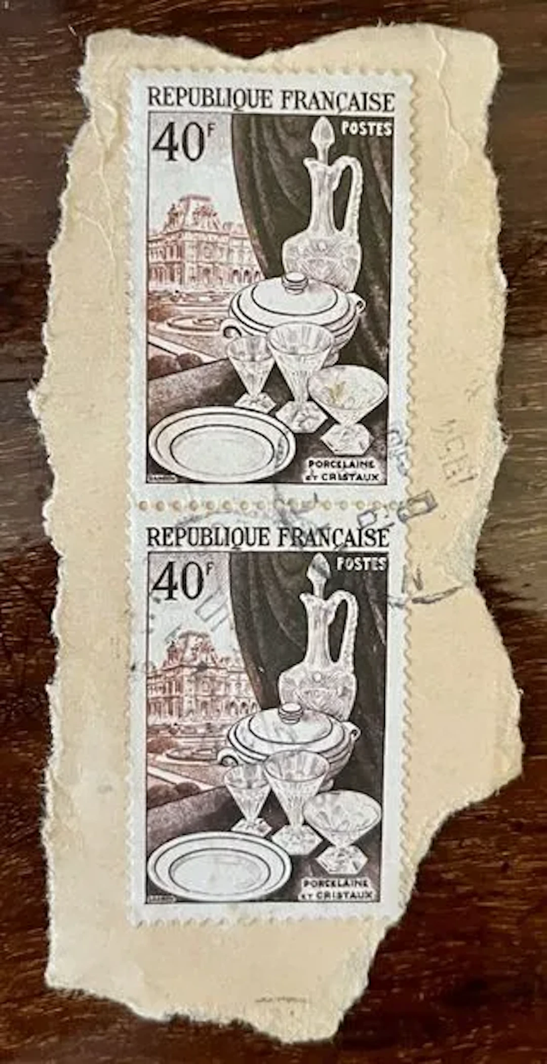 FRANCE — PORCELAIN AND CRYSTAL — PAIR ON A FRAGMENT - Lot 20