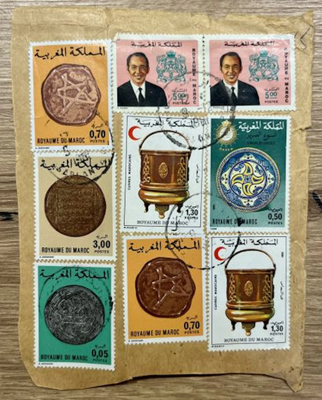 MAROC - Neuf timbres sur fragment, Hassan II, monnaies et œu - Lot 68