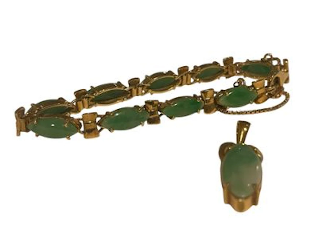 HALF SET BRACELET AND PENDANT IN GOLD AND JADE - Lot 61