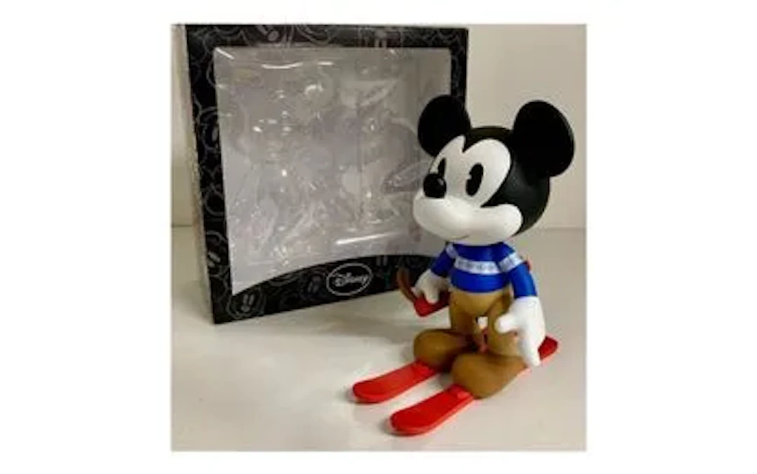 Mickey Mouse on Skis - Vinyl Figure. Leblon-Delienne x Artoy - Lot 185
