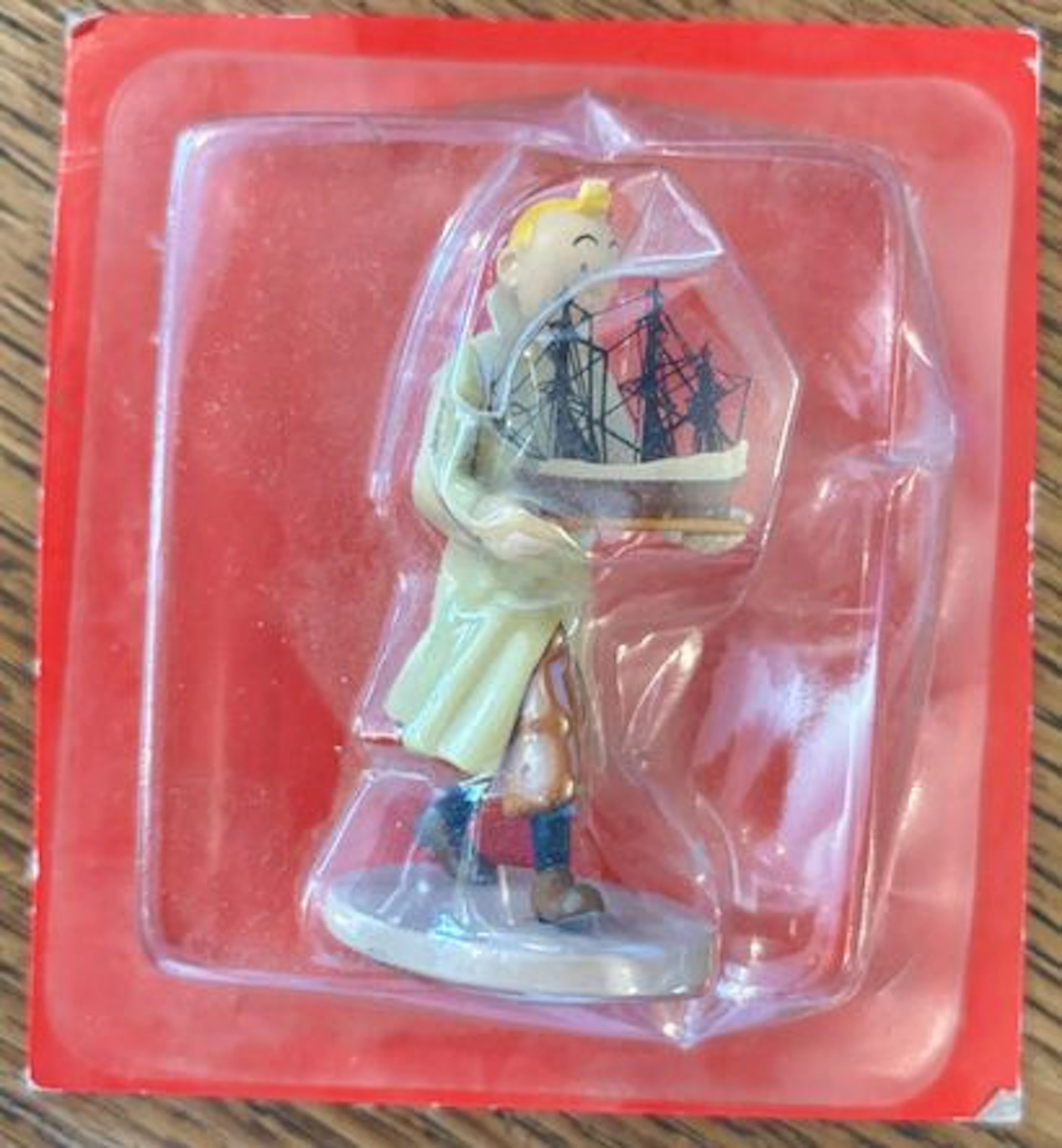 Figurine "Tintin portant le bateau de La Licorne". - Lot 159