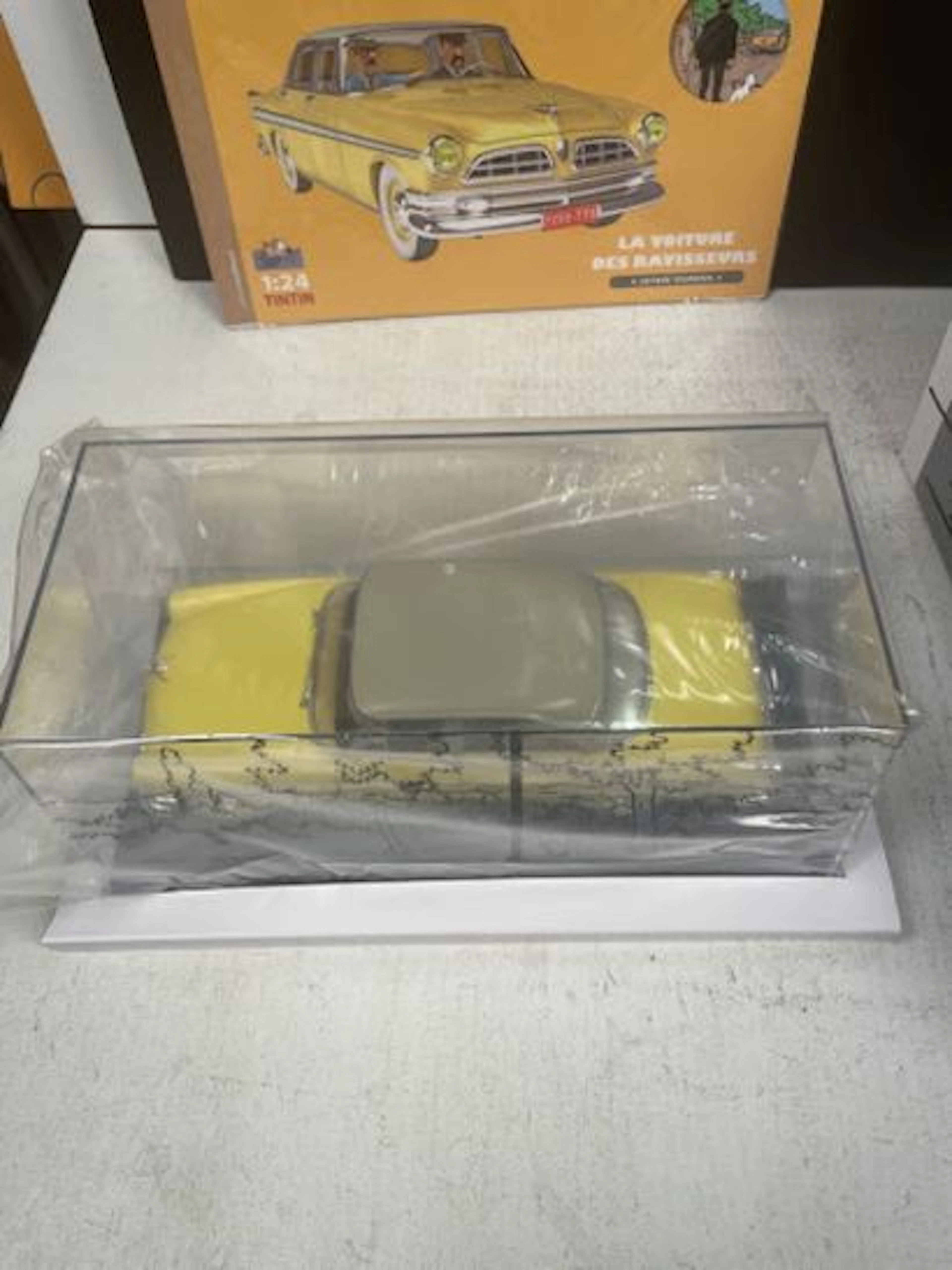 TINTIN (Hergé) - 1/24 Scale Model: The Kidnappers' Car / The - Lot 254