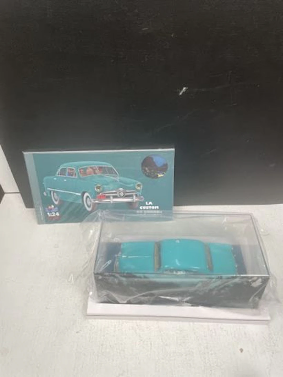 TINTIN (Hergé) - 1/24 Scale Model: Sbrodj's Ford Custom / De - Lot 245