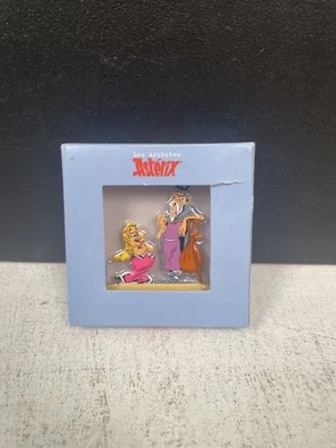 ASTÉRIX (Goscinny & Uderzo) - Figurine plate en métal : Abra - Lot 53
