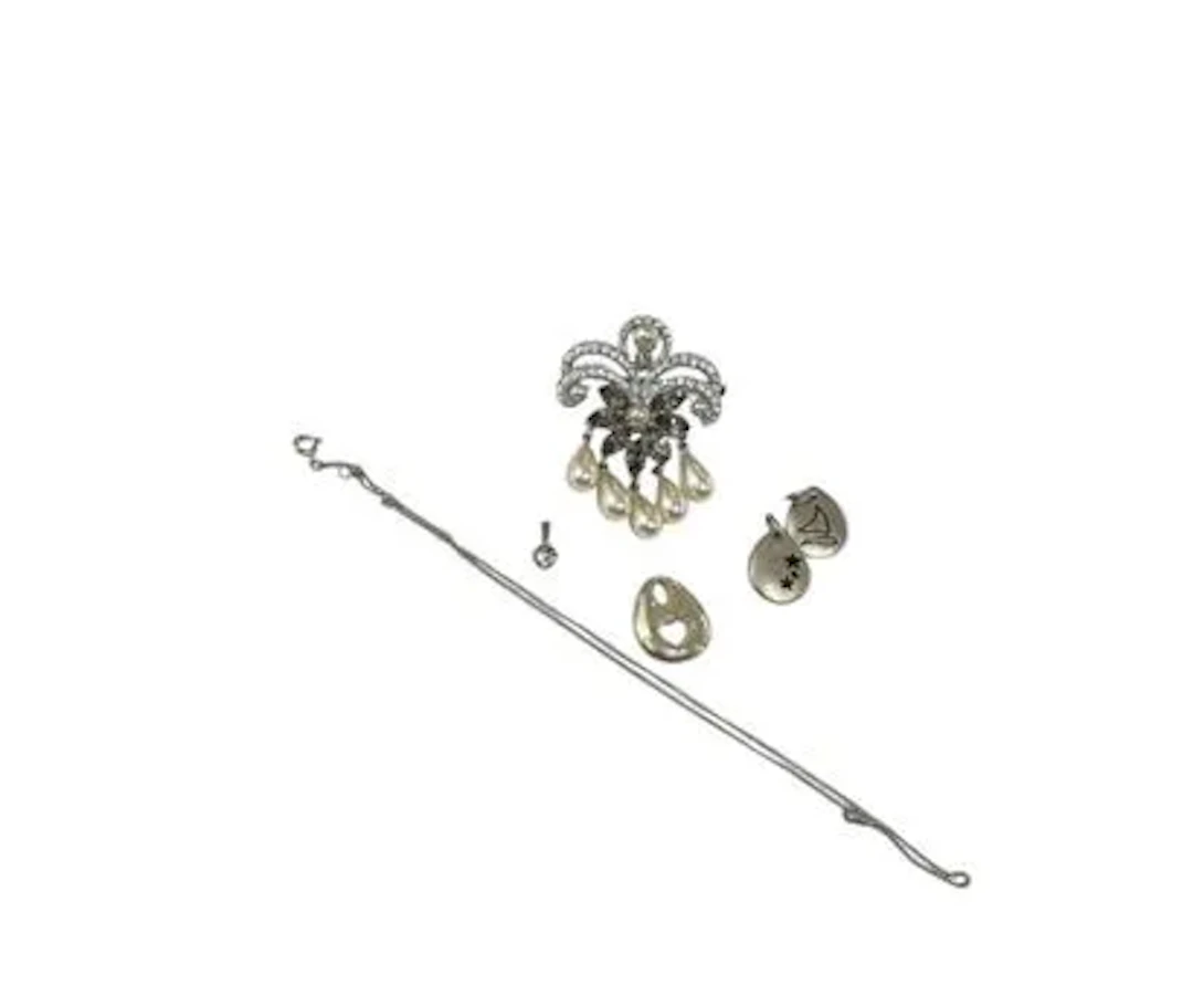JEWELRY - Lot 205