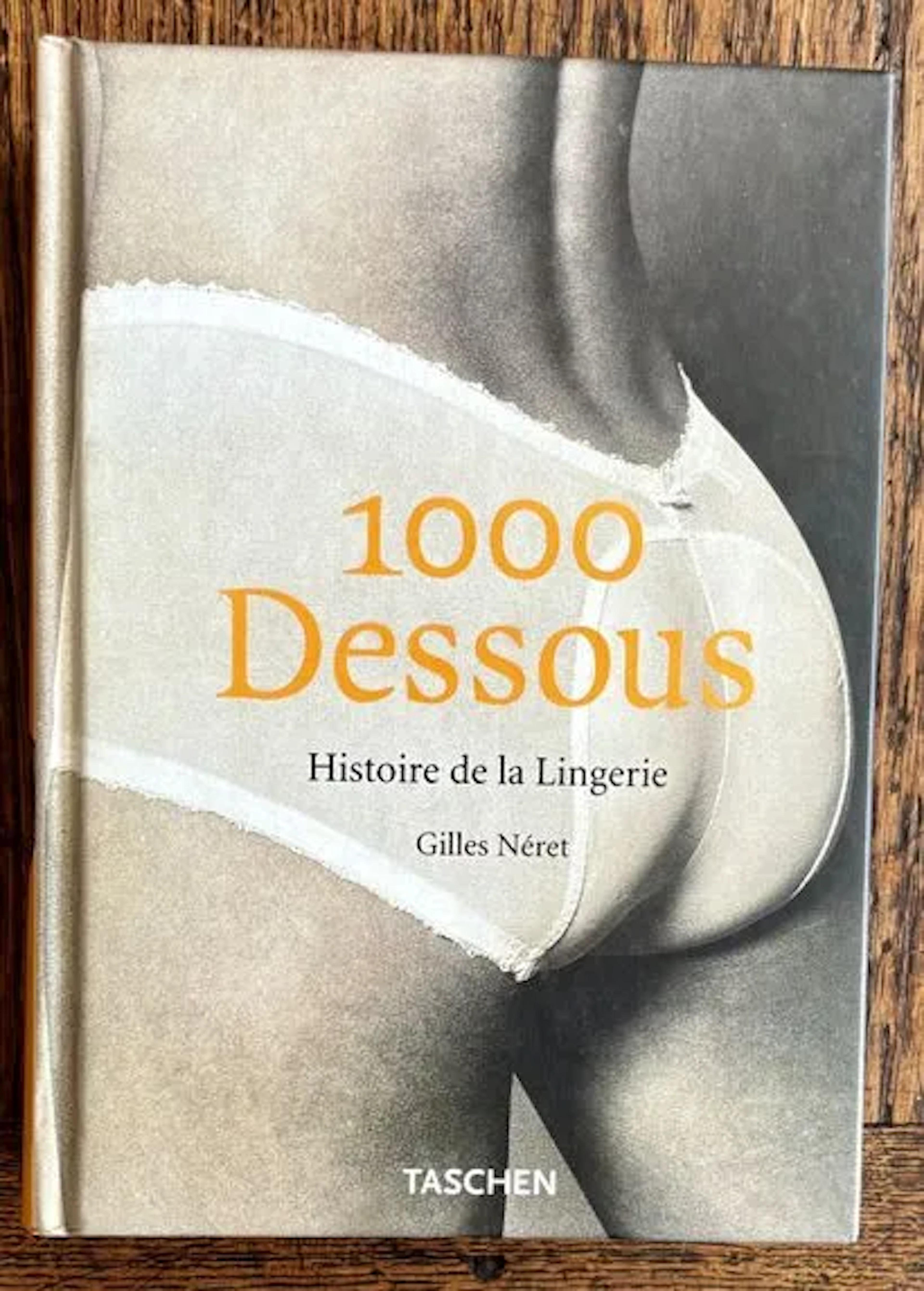 NÉRET (Gilles) — 1000 DESSOUS. HISTOIRE DE LA LINGERIE - Lot 200