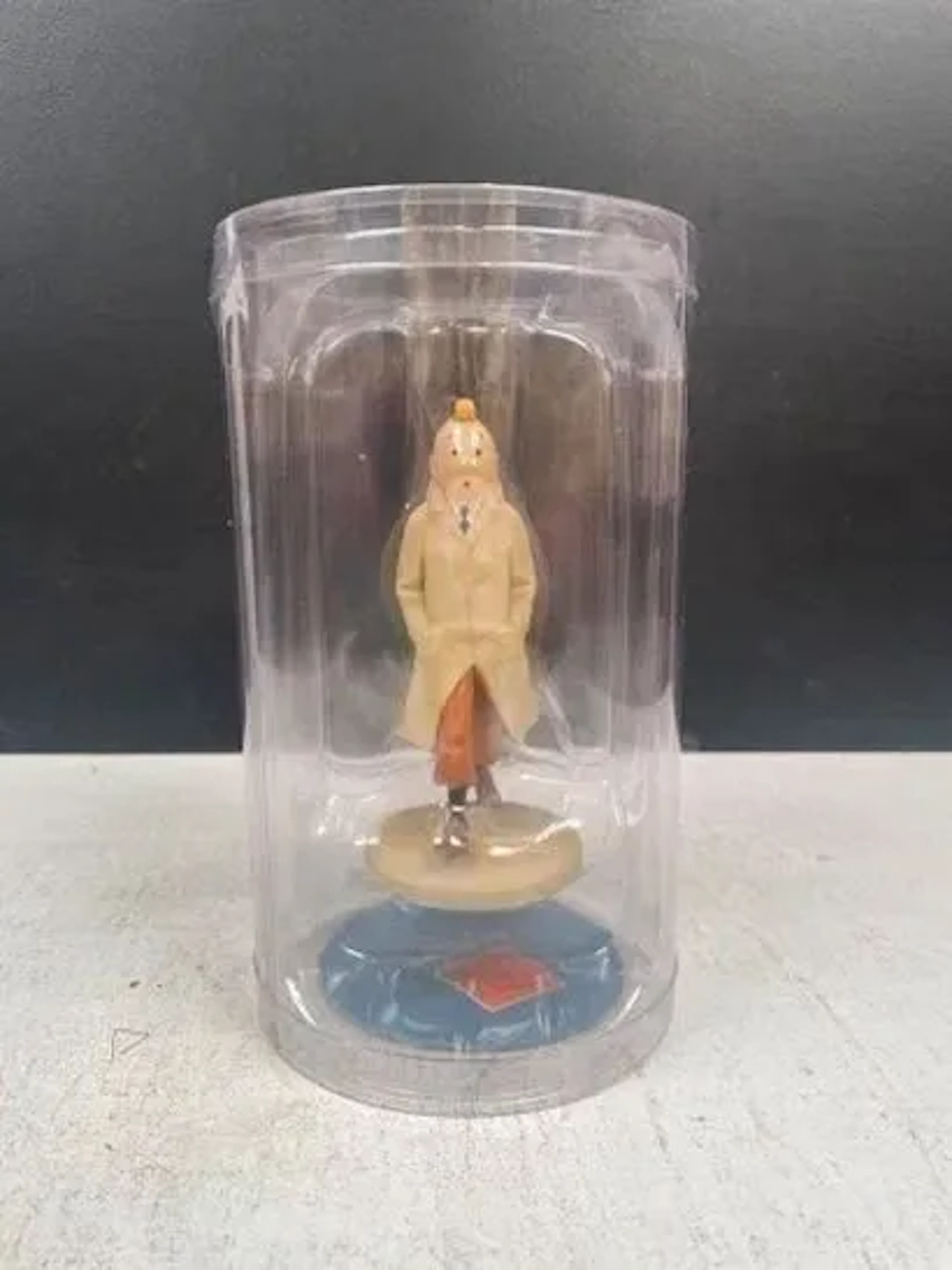 Figurine résine Tintin en imperméable (Trench) - Moulinsart - Lot 235