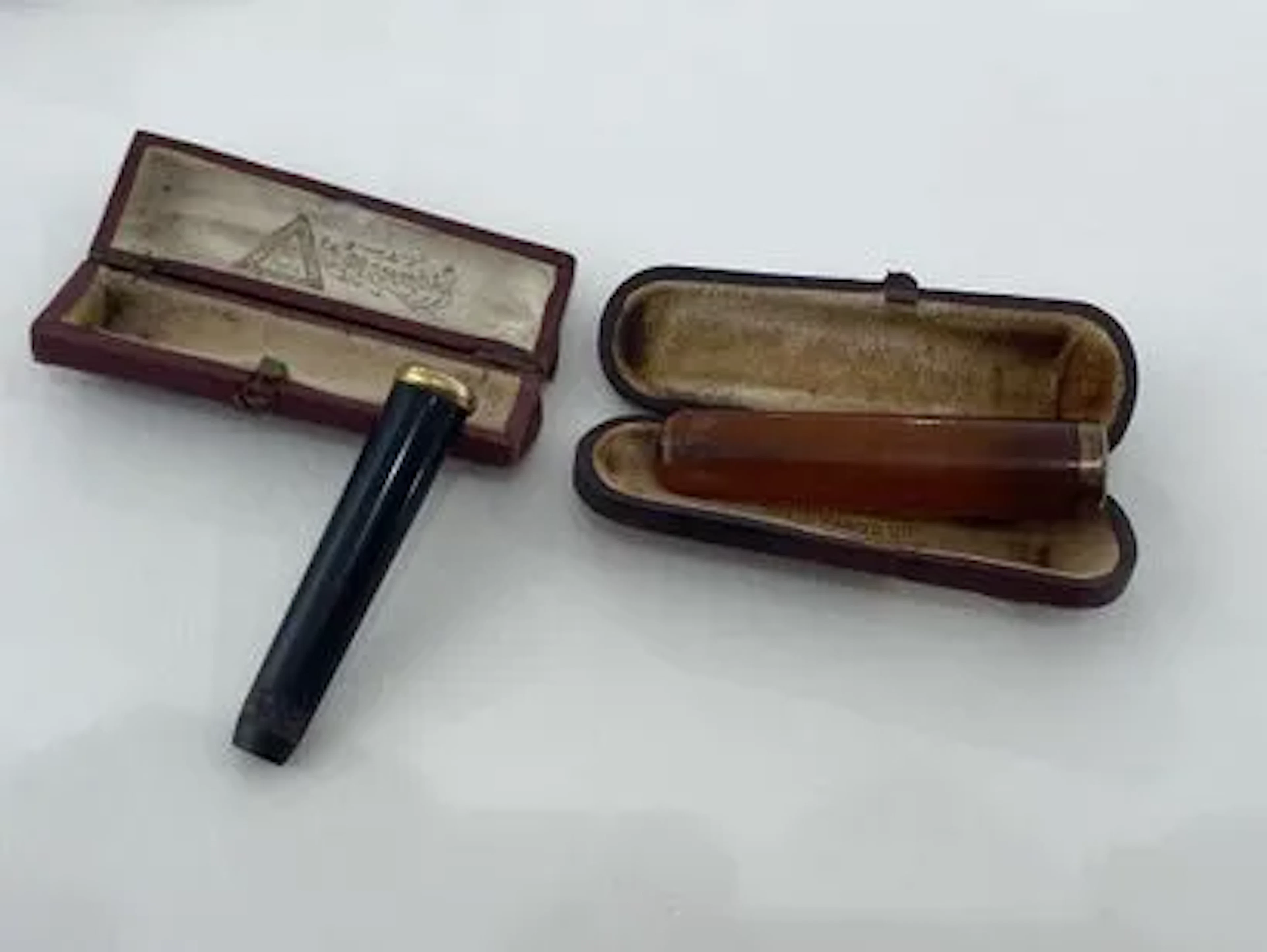 TWO CIGARETTE SMOKES, GOLD RINGS - Lot 288