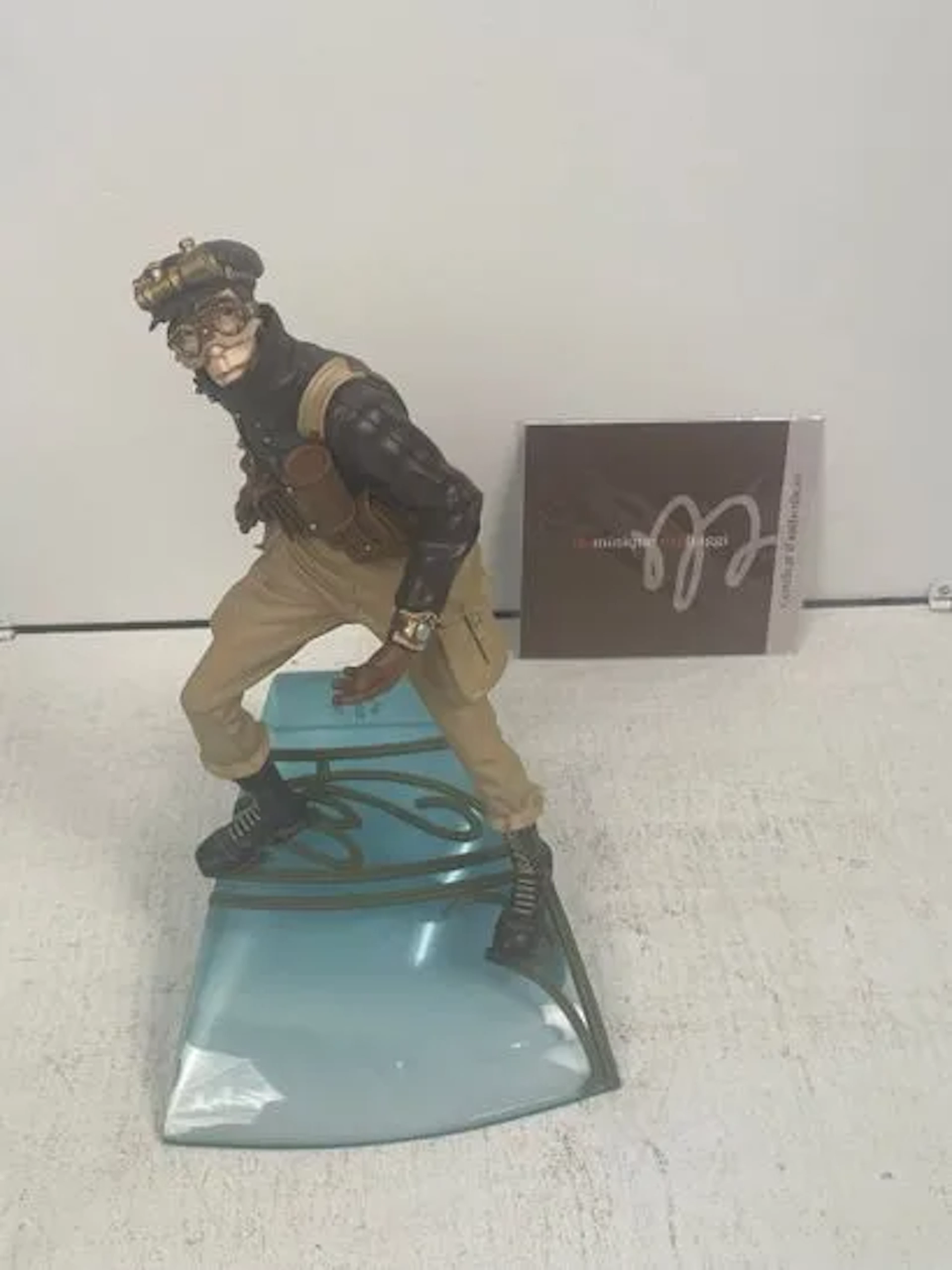 Resin Figurine - *Le Réseau Bombyce* "Eustache" - Dominique - Lot 144