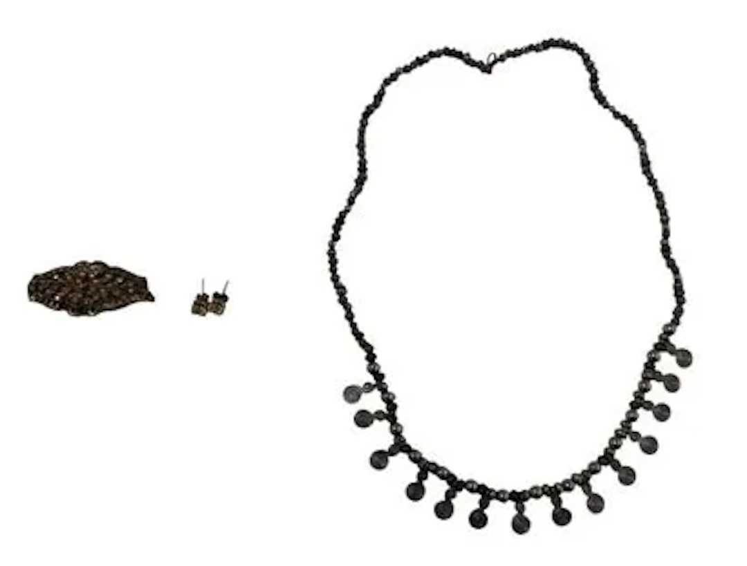 BROOCH AND EARRINGS - Lot 278