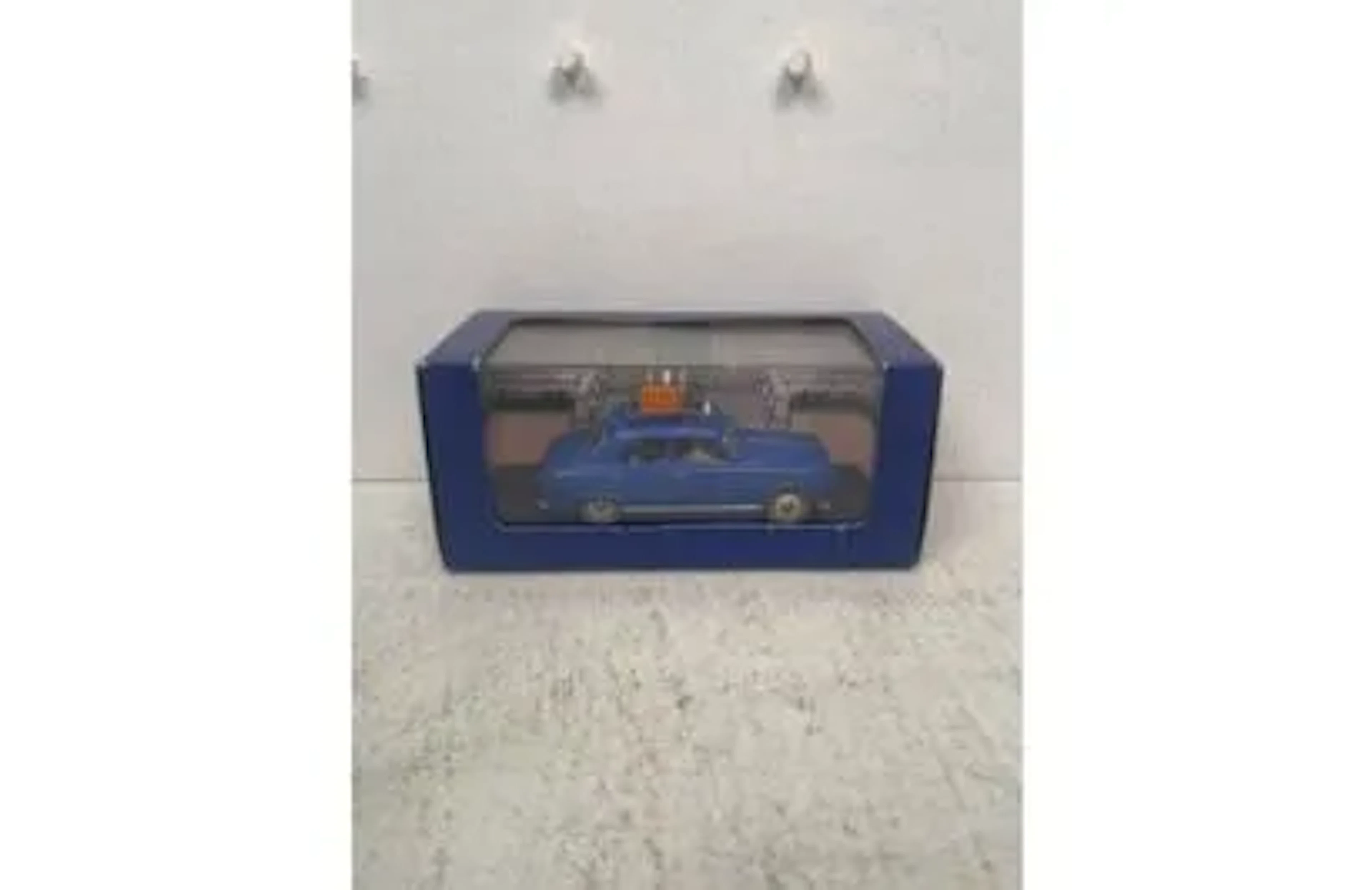 Voiture 1/43 Tintin "Le Taxi de Moulinsart" (Peugeot 403) - - Lot 247