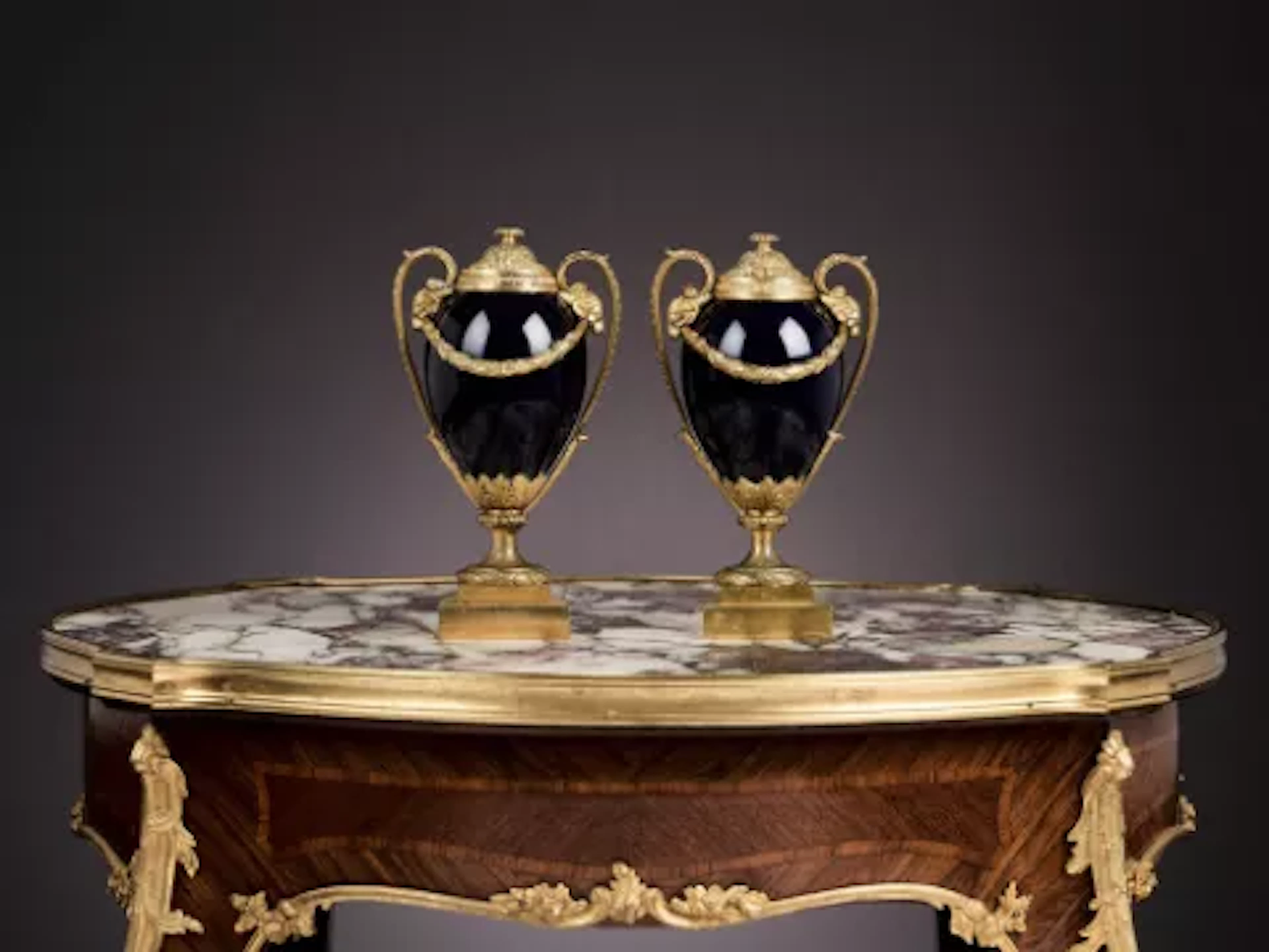 A FINE PAIR OF EARLY 19TH CENTURY PORCELAIN AND ORMOLU CANDLESTICK CASSOLETTES