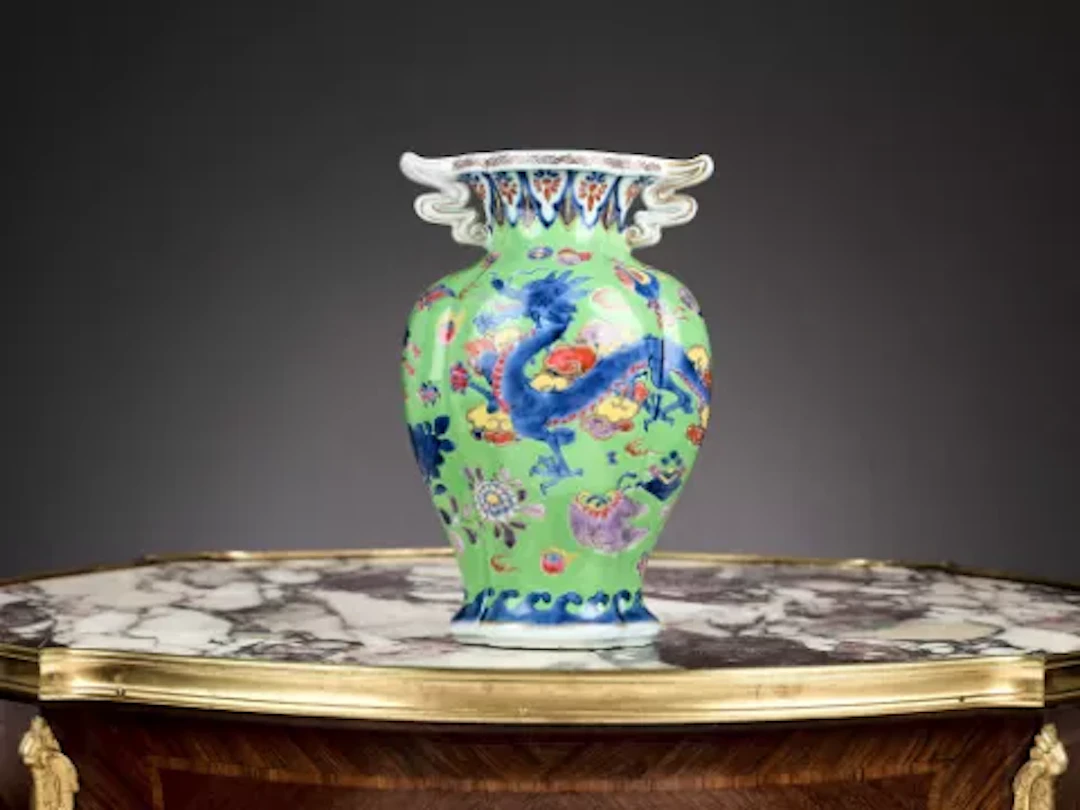 A CHINESE PORCELAIN DRAGON VASE