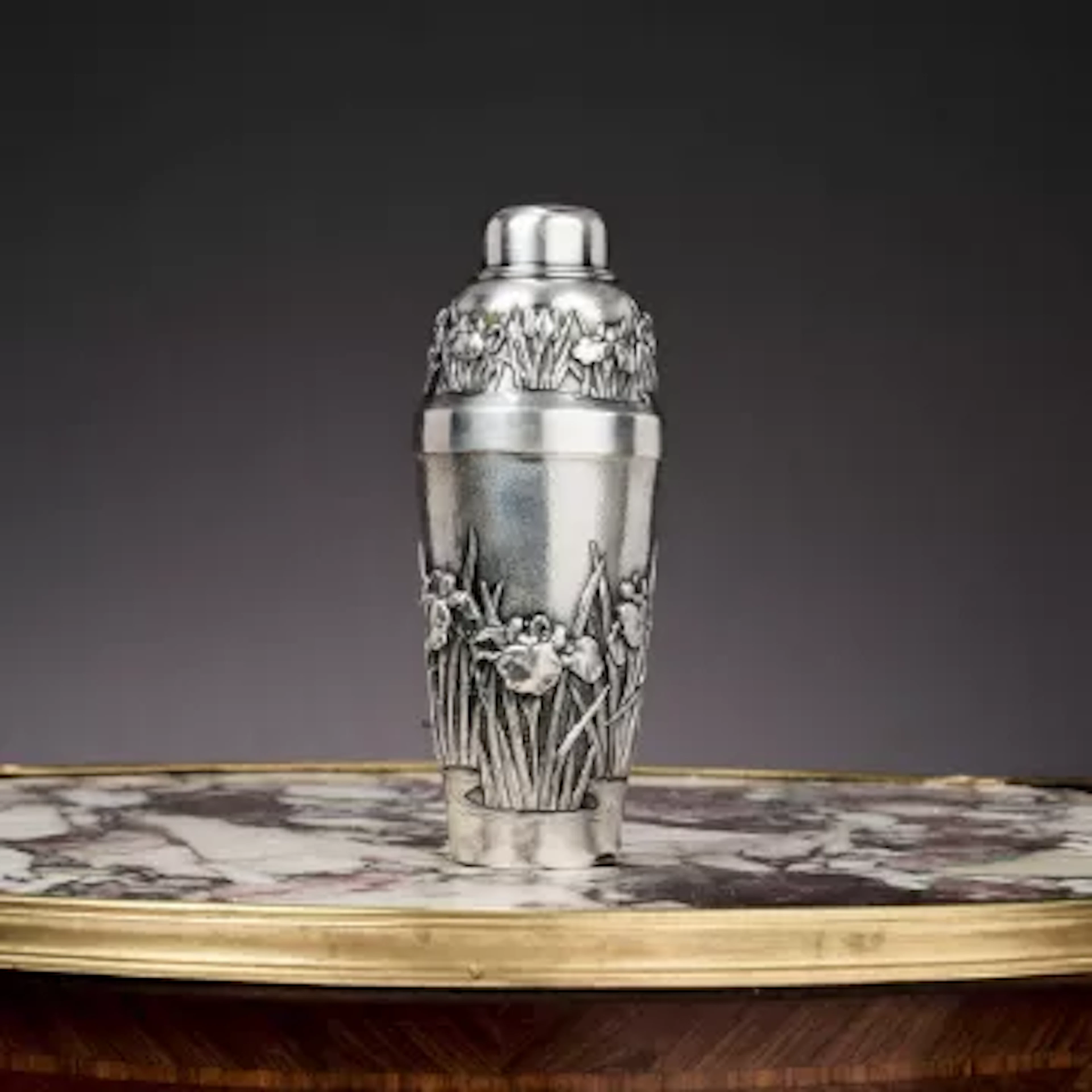 A FINE JAPANESE SILVER CHRYSANTHEMUM PATTERN COCKTAIL SHAKER, C. 1920