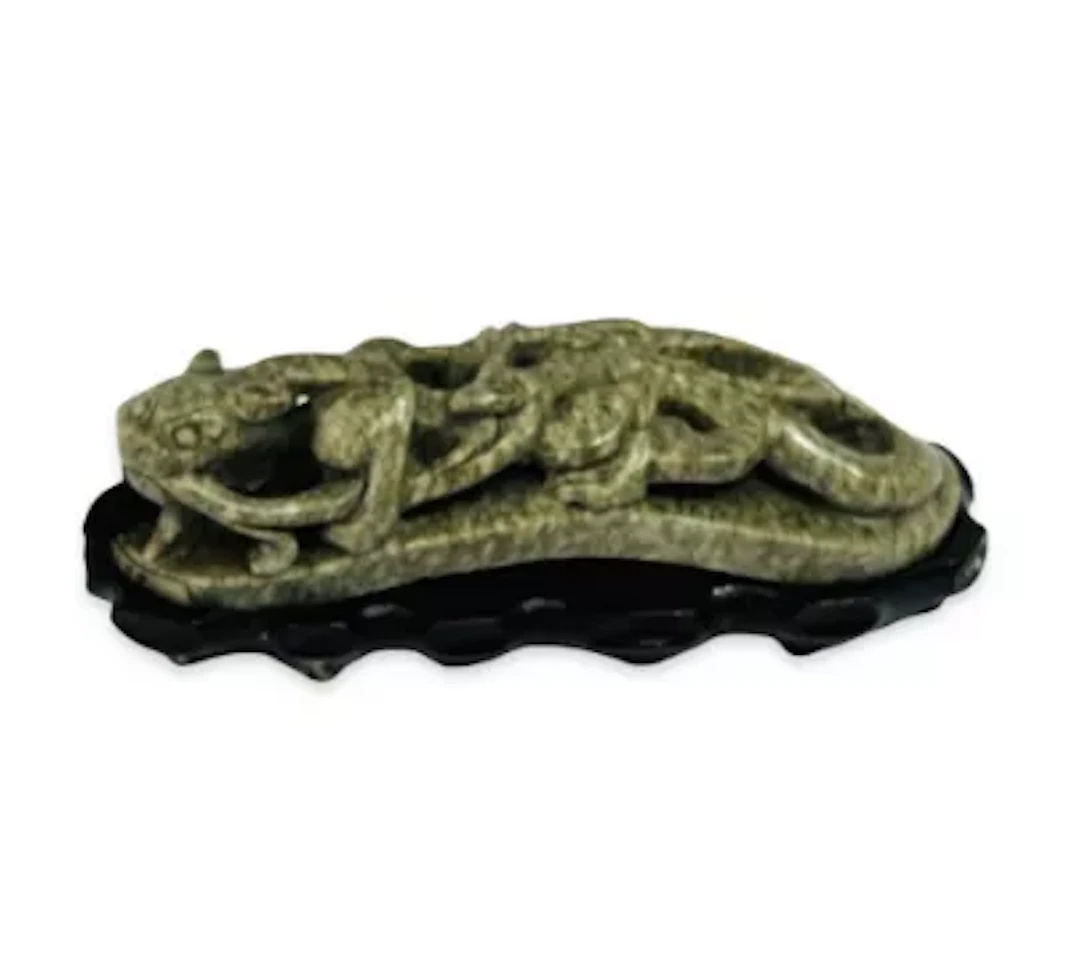 A CHINESE QING DYNASTY JADE BELT HOOK